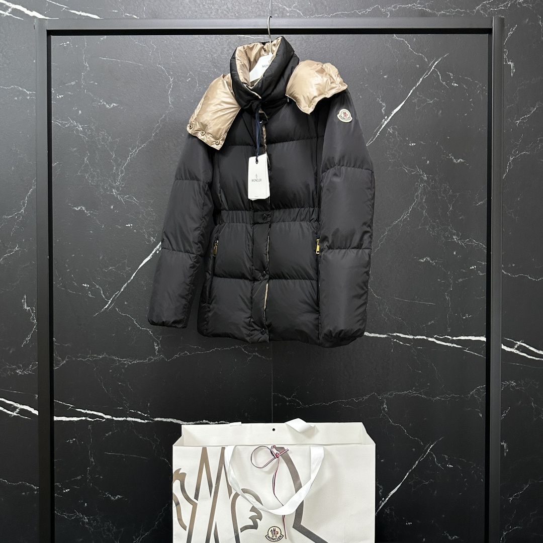 #正品级:𝐌𝐎𝐍𝐂𝐋𝐄𝐑｜蒙口 盟可睐 Agneux女士方形绗缝收腰黑金短款面包羽绒服#T67#SIZE