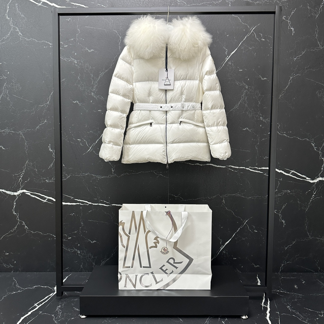 MONCLER|蒙口 盟可睐 Boed女士连帽大毛领 m34#/短款羽绒服 正品级发货包装清单 五件套(防尘袋,西装袋,MK专用盒,手提袋,衣架)注意⚠️售后需全包装退换-10专用盒损耗. 1 2 3 4 货号: K20931A00099595FE034 描述:Boed女士羽绒夹克采用longue saison面料制成,提供华丽温暖呵护. 材料工艺解析 Boed羽绒夹克采用柔美廓形设计,配有收腰腰带,打造时尚冬季造型.采用longue saison面料制成,连帽款式,点缀华丽饰边. 详情 •采用longue saison面料制成 •Longue saison衬里 •填充羽绒 •兜帽配有可拆卸饰边 •拉链开合 •拉链口袋 •弹性腰带搭配按扣开合 M00850B