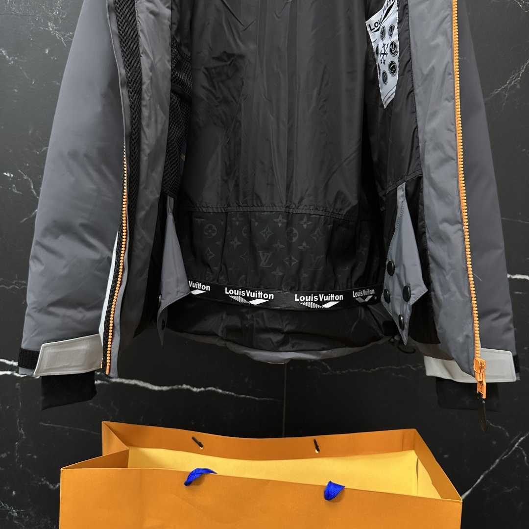 #正品级:𝐋𝐨𝐮𝐢𝐬 𝐕𝐮𝐢𝐭𝐭𝐨𝐧｜路易威登 LV 秋冬新款 SKI滑雪系列灰色潮流连帽羽绒服#V07