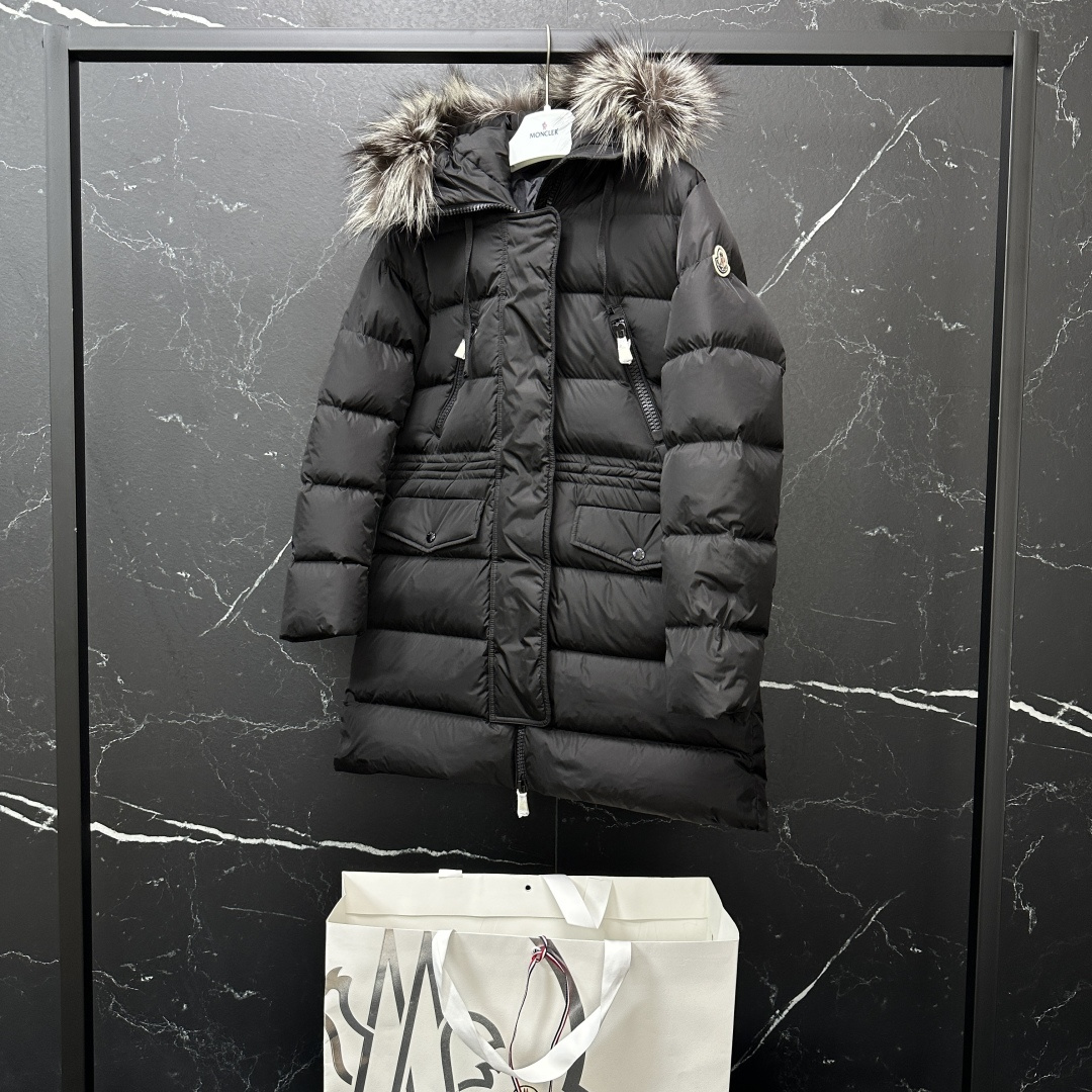 𝐌𝐎𝐍𝐂𝐋𝐄𝐑|蒙口 盟可睐 Aphroti 张天爱/陈乔恩同款 mc06#/银狐毛领长款羽绒服
顶级原版发货包装清单
五件套(防尘袋,西装袋,MK专用盒,衣架,手提袋)注意⚠️售后退换-10
款式编码0931B51002C0059034
产品配色:黑色,白色
尺码: 0码,1码,2码,3码,4码
描述:
Aphroti女士长款羽绒夹克点缀饰边,彰显Moncler的别致风格。
描述:
令人立刻联想到在达契亚奢华假日的Aphroti是一件工艺尼龙长派克羽绒外套,它搭配着镶嵌银色狐狸帽条的风帽。腰线因为拉绳而得以加强,突出了旧贵族服饰得效果,并赋予外套一种深受欢迎的女性气质。
采用
功能性尼龙面料制成
•尼龙衬里
•填充羽绒
•兜帽搭配可拆卸饰边和尼龙功能性面料衬里
•拉链开合
•拉链口袋
•按扣开合口袋
•抽绳腰部
•标识
M00950B