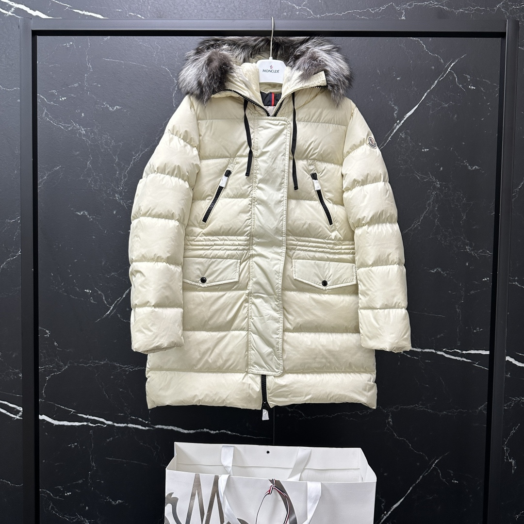 𝐌𝐎𝐍𝐂𝐋𝐄𝐑|蒙口 盟可睐 Aphroti 张天爱/陈乔恩同款 mc06#/银狐毛领长款羽绒服
顶级原版发货包装清单
五件套(防尘袋,西装袋,MK专用盒,衣架,手提袋)注意⚠️售后退换-10
款式编码0931B51002C0059034
产品配色:黑色,白色
尺码: 0码,1码,2码,3码,4码
描述:
Aphroti女士长款羽绒夹克点缀饰边,彰显Moncler的别致风格。
描述:
令人立刻联想到在达契亚奢华假日的Aphroti是一件工艺尼龙长派克羽绒外套,它搭配着镶嵌银色狐狸帽条的风帽。腰线因为拉绳而得以加强,突出了旧贵族服饰得效果,并赋予外套一种深受欢迎的女性气质。
采用
功能性尼龙面料制成
•尼龙衬里
•填充羽绒
•兜帽搭配可拆卸饰边和尼龙功能性面料衬里
•拉链开合
•拉链口袋
•按扣开合口袋
•抽绳腰部
•标识
M00950B