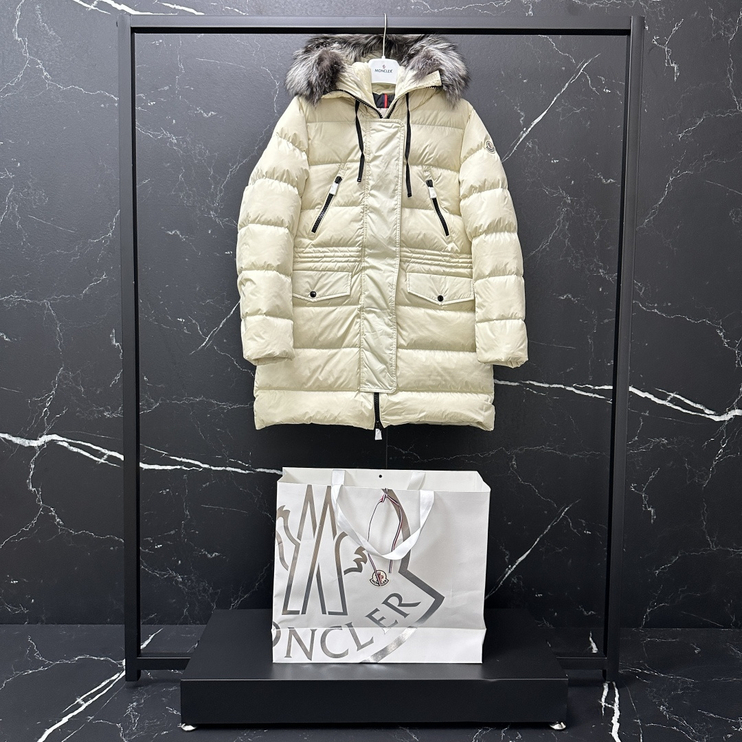 𝐌𝐎𝐍𝐂𝐋𝐄𝐑|蒙口 盟可睐 Aphroti 张天爱/陈乔恩同款 mc06#/银狐毛领长款羽绒服
顶级原版发货包装清单
五件套(防尘袋,西装袋,MK专用盒,衣架,手提袋)注意⚠️售后退换-10
款式编码0931B51002C0059034
产品配色:黑色,白色
尺码: 0码,1码,2码,3码,4码
描述:
Aphroti女士长款羽绒夹克点缀饰边,彰显Moncler的别致风格。
描述:
令人立刻联想到在达契亚奢华假日的Aphroti是一件工艺尼龙长派克羽绒外套,它搭配着镶嵌银色狐狸帽条的风帽。腰线因为拉绳而得以加强,突出了旧贵族服饰得效果,并赋予外套一种深受欢迎的女性气质。
采用
功能性尼龙面料制成
•尼龙衬里
•填充羽绒
•兜帽搭配可拆卸饰边和尼龙功能性面料衬里
•拉链开合
•拉链口袋
•按扣开合口袋
•抽绳腰部
•标识
M00950B