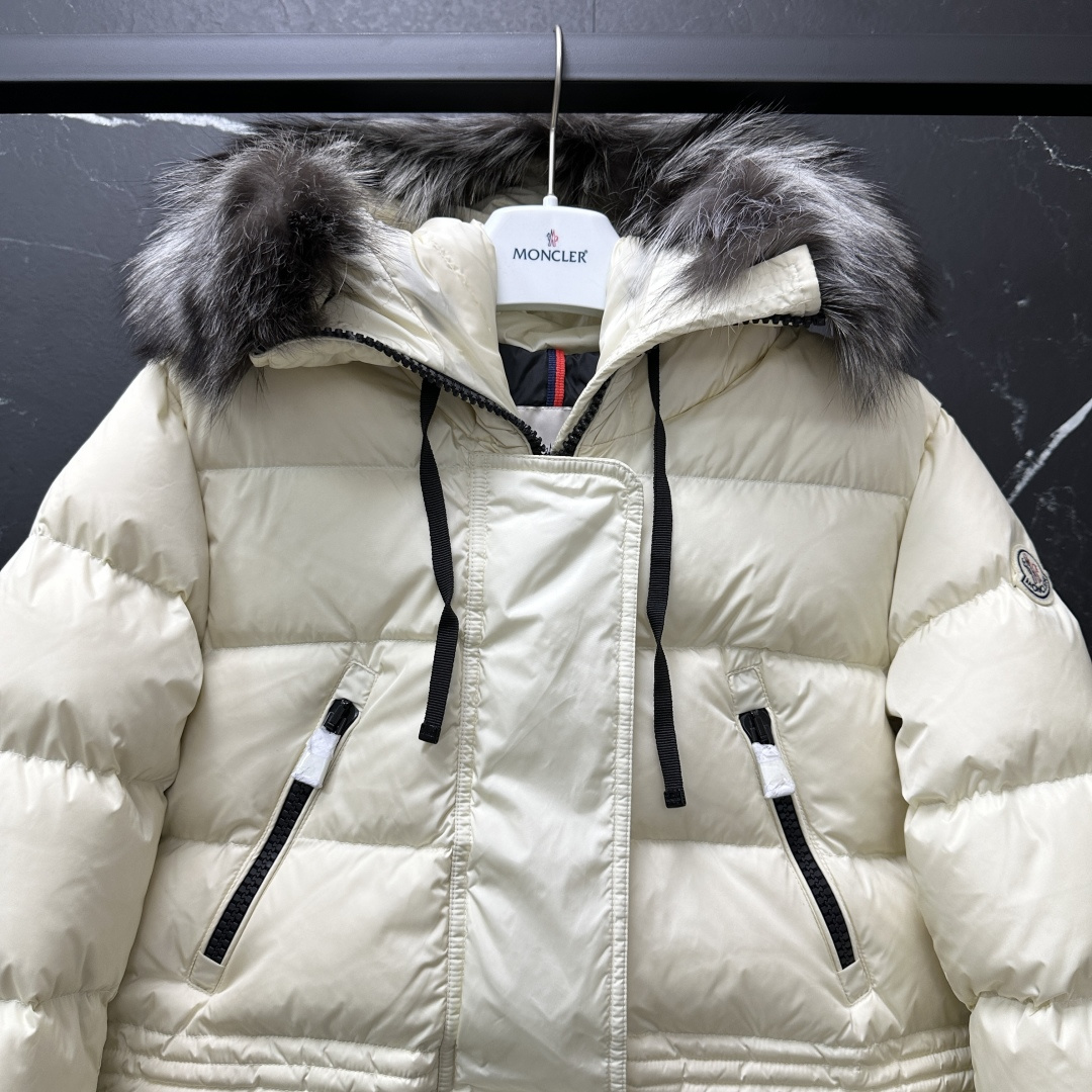 𝐌𝐎𝐍𝐂𝐋𝐄𝐑|蒙口 盟可睐 Aphroti 张天爱/陈乔恩同款 mc06#/银狐毛领长款羽绒服
顶级原版发货包装清单
五件套(防尘袋,西装袋,MK专用盒,衣架,手提袋)注意⚠️售后退换-10
款式编码0931B51002C0059034
产品配色:黑色,白色
尺码: 0码,1码,2码,3码,4码
描述:
Aphroti女士长款羽绒夹克点缀饰边,彰显Moncler的别致风格。
描述:
令人立刻联想到在达契亚奢华假日的Aphroti是一件工艺尼龙长派克羽绒外套,它搭配着镶嵌银色狐狸帽条的风帽。腰线因为拉绳而得以加强,突出了旧贵族服饰得效果,并赋予外套一种深受欢迎的女性气质。
采用
功能性尼龙面料制成
•尼龙衬里
•填充羽绒
•兜帽搭配可拆卸饰边和尼龙功能性面料衬里
•拉链开合
•拉链口袋
•按扣开合口袋
•抽绳腰部
•标识
M00950B