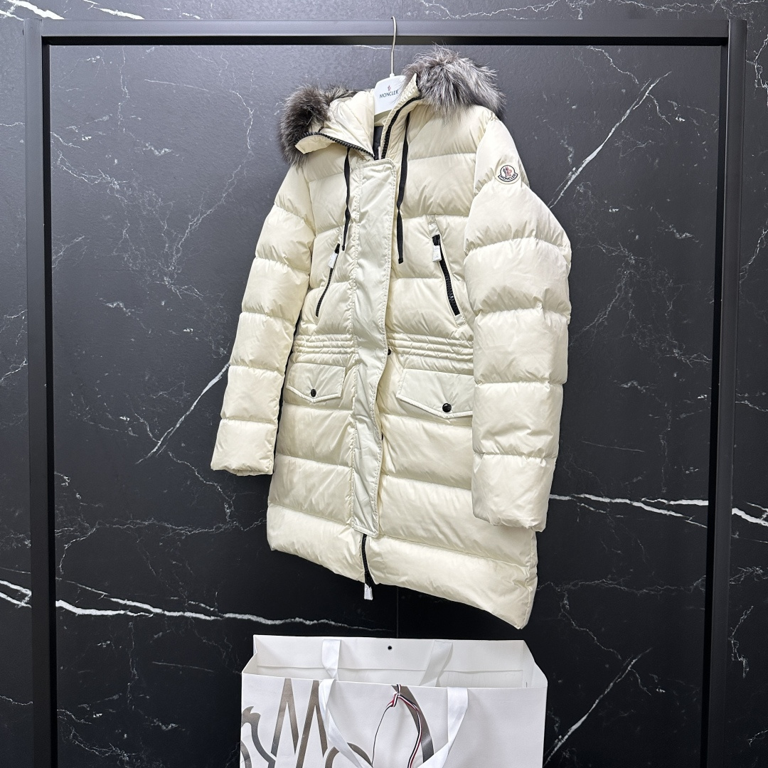 𝐌𝐎𝐍𝐂𝐋𝐄𝐑|蒙口 盟可睐 Aphroti 张天爱/陈乔恩同款 mc06#/银狐毛领长款羽绒服
顶级原版发货包装清单
五件套(防尘袋,西装袋,MK专用盒,衣架,手提袋)注意⚠️售后退换-10
款式编码0931B51002C0059034
产品配色:黑色,白色
尺码: 0码,1码,2码,3码,4码
描述:
Aphroti女士长款羽绒夹克点缀饰边,彰显Moncler的别致风格。
描述:
令人立刻联想到在达契亚奢华假日的Aphroti是一件工艺尼龙长派克羽绒外套,它搭配着镶嵌银色狐狸帽条的风帽。腰线因为拉绳而得以加强,突出了旧贵族服饰得效果,并赋予外套一种深受欢迎的女性气质。
采用
功能性尼龙面料制成
•尼龙衬里
•填充羽绒
•兜帽搭配可拆卸饰边和尼龙功能性面料衬里
•拉链开合
•拉链口袋
•按扣开合口袋
•抽绳腰部
•标识
M00950B