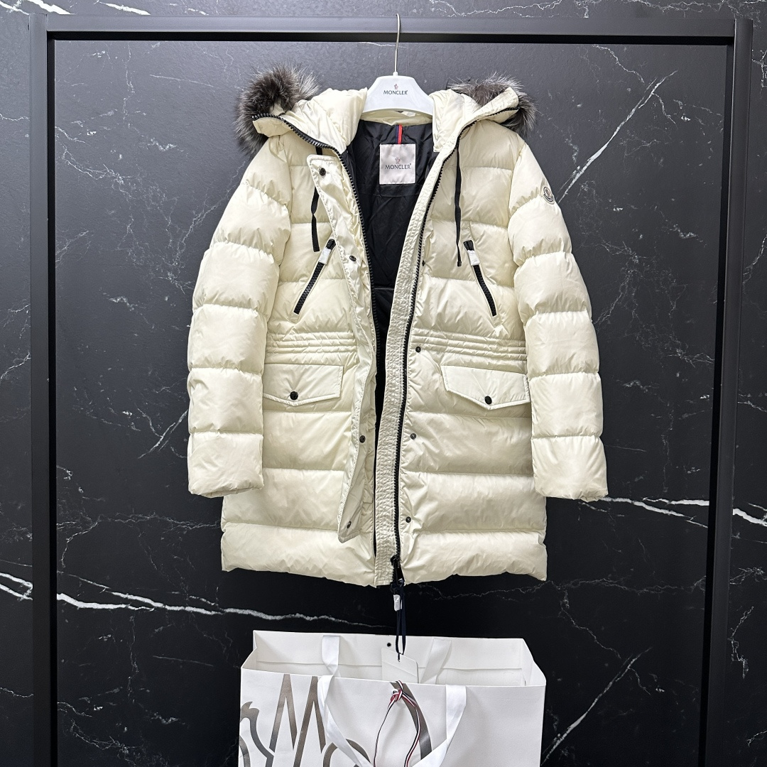 𝐌𝐎𝐍𝐂𝐋𝐄𝐑|蒙口 盟可睐 Aphroti 张天爱/陈乔恩同款 mc06#/银狐毛领长款羽绒服
顶级原版发货包装清单
五件套(防尘袋,西装袋,MK专用盒,衣架,手提袋)注意⚠️售后退换-10
款式编码0931B51002C0059034
产品配色:黑色,白色
尺码: 0码,1码,2码,3码,4码
描述:
Aphroti女士长款羽绒夹克点缀饰边,彰显Moncler的别致风格。
描述:
令人立刻联想到在达契亚奢华假日的Aphroti是一件工艺尼龙长派克羽绒外套,它搭配着镶嵌银色狐狸帽条的风帽。腰线因为拉绳而得以加强,突出了旧贵族服饰得效果,并赋予外套一种深受欢迎的女性气质。
采用
功能性尼龙面料制成
•尼龙衬里
•填充羽绒
•兜帽搭配可拆卸饰边和尼龙功能性面料衬里
•拉链开合
•拉链口袋
•按扣开合口袋
•抽绳腰部
•标识
M00950B