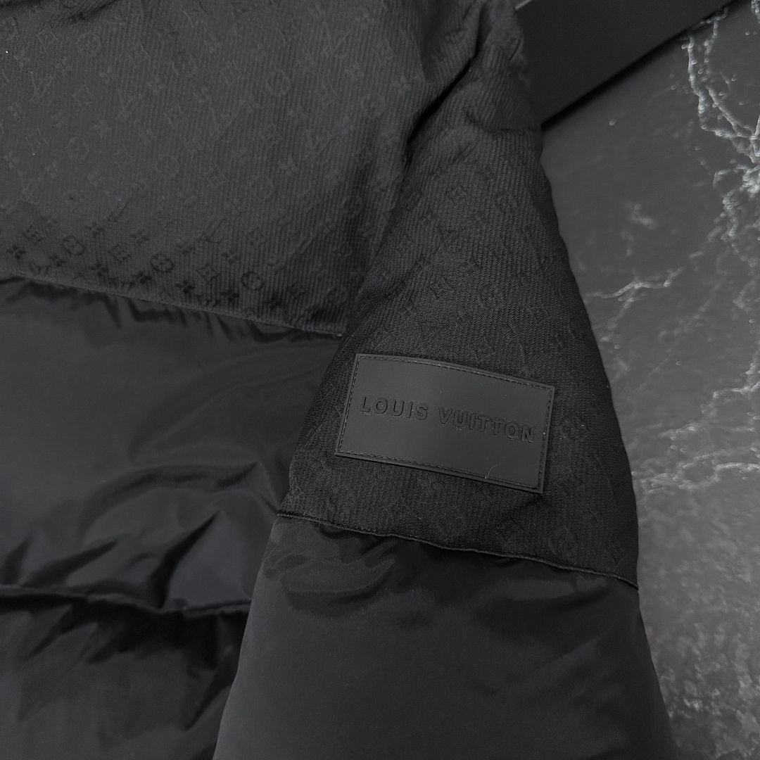 #DetallesReal Shot- 𝐋𝐨𝐮𝐢𝐬 𝐕𝐮𝐢𝐭𝐭𝐨𝐧｜Louis Vuitton Ecodown FW25 presbicia en relieve de doble pieza𝐋𝐨𝐠𝐨 ch…