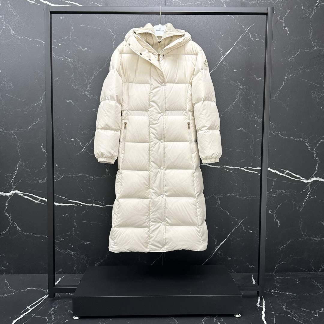 MONCLER|Chamer 女士在逃公主二代 / 长款连帽羽绒 顶级原版发货包装清单 五件套(防尘袋,西装袋,MK专用盒,衣架,手提袋)注意⚠️售后退换-10 产品配色:黑色,奶白 0码,1码,2码,3码,4码,5码 款式编码:K20931C00022539ZD201 描述:Chamer女士羽绒夹克采用功能性尼龙面料制成,质感丝滑,修长款型带来舒适穿着体验. 商品详情 Chamer长款羽绒夹克以精美面料与柔美廓形尽显优雅.采用尼龙面料制成,兼具舒适的丝滑质感.连帽设计,增添实用性. 详情 •采用尼龙面料制成 •功能性主面料 •Longue saison衬里 •填充羽绒 •可调节兜帽 •拉链和按扣开合 •西装袋 •抽绳腰部 •弹性袖口 M001130B