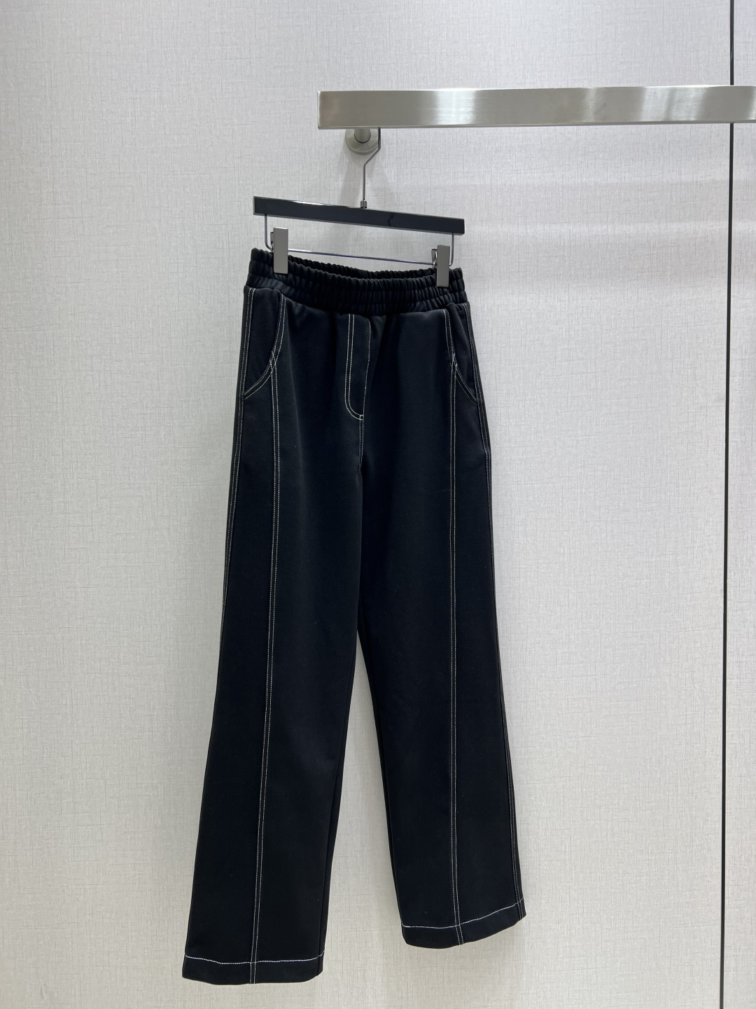 NO:576491,Highly recommend Chane* 2025 new casual trousers. You are not picky about your body shape. The upper body is very flattering!  The style of the matching is also very versatile. Exquisite advanced customization. The texture of the textured fabric is awesome. The double pockets are retro and elegant. The upper body is cool and handsome, age-reducing and fashionable. One color SML code. High quality ABC,,chanel,alexander wang19860909强烈推荐 Chane* 2025新款 休闲长裤 不挑剔身形要求 上身板板正正特别赞！搭配的风格也很通吃 精致高级定制 富有肌理感的面料质感超赞 双口袋复古优雅 上身酷帅减龄时髦精 一个色 SML码 高品质ABC,,chanel,alexander wang,Women's clothing