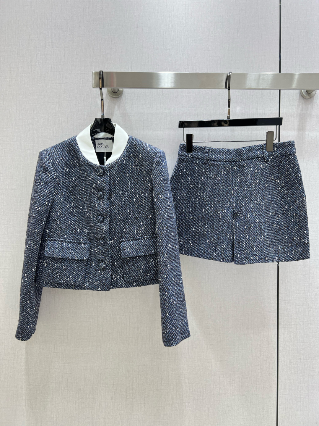 NO:493126,Highly recommended selfportr* new autumn and winter style thick tweed color-blocking small fragrance style jacket!  Skirt!  The texture is full of texture and the flower texture is super heavy-working and fashionable and high-end!  Exquisite and elegant short H-style tailoring!  The upper body is decorated and looks slim and fashionable. The wealthy and elegant item of the chaebol!  Retro and fashionable color matching!  There are also classic A-line skirts in the same series that can be matched with a suit that makes the upper body look long!  1 color S-M-L size skirt AB, skirts, jackets & coats, alexander wang19860909强烈推荐 selfportr*秋冬新款 粗呢拼色小香风外套！半裙！质感满满呈现出花肌理超级重工时髦高级！精致且优雅短款H版型剪裁！上身修饰体型显瘦洋气财阀千金气质单品！配色复古又时髦！还有同系列经典A字半裙可以搭配套装上身巨显腿长！1个色 S- M- L码 半裙AB,,skirts,jackets & coats,alexander wang,Women's clothing