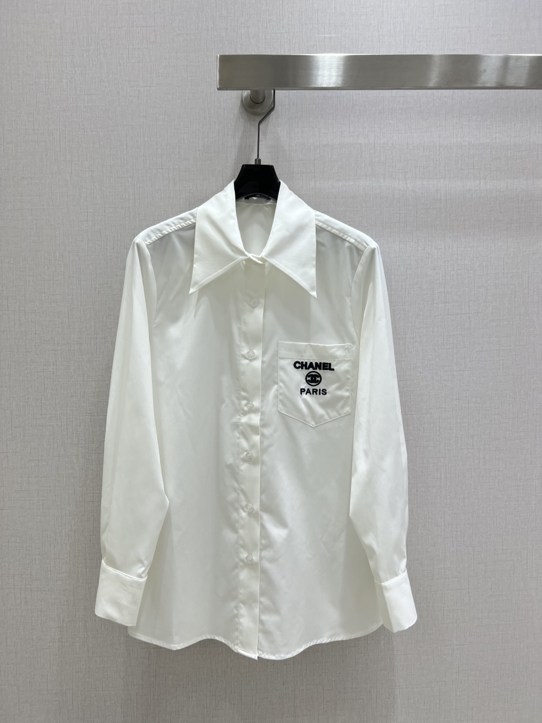 NO:793803,Highly recommended for early spring 26. Lapel plain embroidered long-sleeved shirt. Customized YB imported thick twill material. Comfortable and delicate texture. Lapel and shoulder loose shirt cut. Available in black and white. Breast pocket design with letter embroidered logo decoration to highlight the brand style. The upper body is full of lazy and elite atmosphere. Pair with casual skirts or trousers. Instant sophistication. A basic shirt that can be used for daily commuting and vacation. Easily worn to create a western style. Two colors SML code.  High quality ABC,,skirts,shirts,19860909强烈推荐 26早春新款 翻领素色刺绣长袖衬衫 定制YB进口斜纹稠材质 质感舒适细腻 翻领正肩宽松衬衣剪裁 黑白配色可选 胸前口袋设计搭配字母刺绣徽标装饰 彰显品牌格调 上身充满慵懒精英气息 配合随意半裙或裤子 精致度瞬间 日常通勤度假都可驾驭的基础衬衫 轻松穿搭出洋气感 两个色 SML码 高品质ABC,,skirts,shirts,,Women's clothing