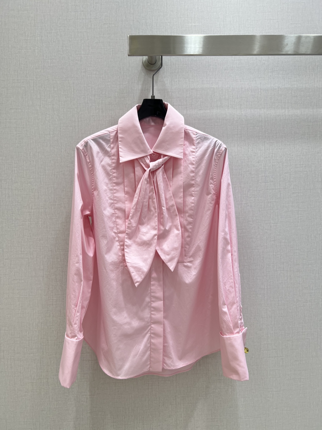 NO:923987,Highly recommended 26 spring and summer new products. Rabbit ears long-sleeved shirt. Don't miss the ingenuity in the details. Unique neckline. Double the gentle temperament. The noble charm can be grasped immediately. Rabbit ears design tie knot on the collar. Gold ring decoration on the cuffs. Embroidered logo brightens the look. Easily beats the solid color shirt. Customized with design features and fashionable and versatile. Gentle and temperamental. You can't go wrong no matter how you wear it. One color SML code. High quality, shirts, ring,19860909强烈推荐 26春夏新品 兔耳系长袖衬衫 不放过细节处的巧思 别致领口 温婉气质翻倍 矜贵气韵立马拿捏 领口兔耳朵设计系带结 袖口金戒指装饰 刺绣logo点亮造型 轻松打败纯色衬衫 定制有设计特点又时髦百搭 温柔有气质 怎么穿都不会出错 一个色 SML码 高品质,,shirts,ring,,Women's clothing