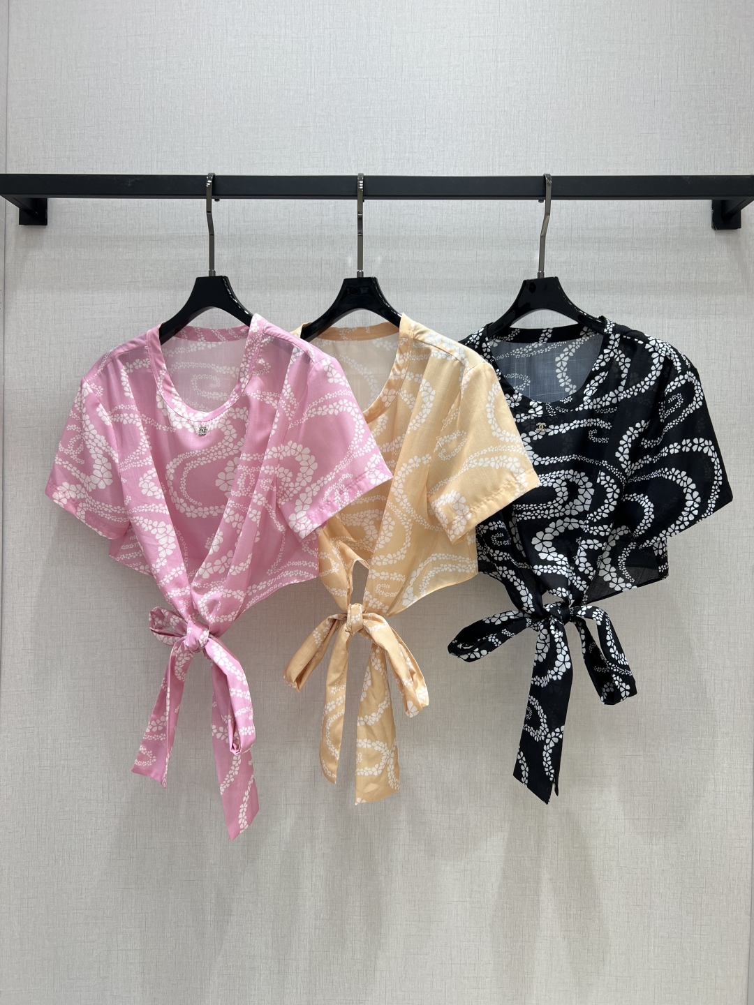 CHA 2025 S/S Short Sleeve Top with Ribbon & Camellia Print 3 cmp i1748160851639 4292 0 1
