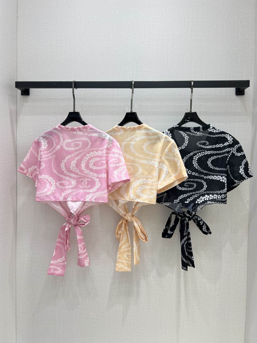 CHA 2025 S/S Short Sleeve Top with Ribbon & Camellia Print 9 cmp i1748160851639 712 0 7