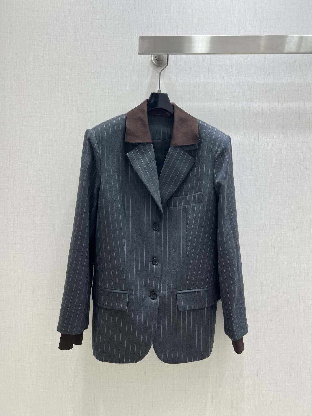 NO:493058,Highly recommended MIU*2025 early autumn new style striped suit long-sleeved jacket Simple and atmospheric suit jacket Very high-end imported texture Look carefully at the details The upper body is very cool, clean and productive, and improve temperament~~Full according to the level of high-quality ready-to-wear, I can't help but love it. A must-have item for temperament MMs One color SML code High-quality ABC,,miumiu, jackets & coats,business suit,alexander wang19860909强烈推荐 MIU*2025早秋新款 条纹西装长袖外套 简洁大气的西装外套 非常高级的进口质地 仔细看细节 上身非常飒 干净有品 提气质~~完全按照高定成衣水准 无法不爱 气质MM必入单品 一个色 SML码 高品质ABC,,miumiu,jackets & coats,business suit,alexander wang,Women's clothing