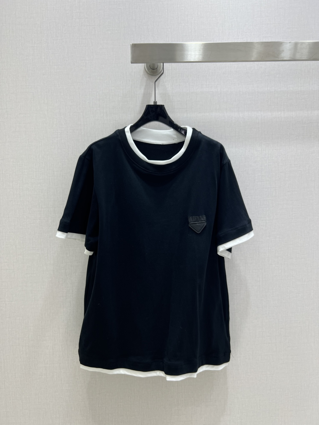 NO:496089,Highly recommended PRA*2025 early autumn new style, spliced ​​leather short-sleeved T-shirt, very high density and excellent feel. It is a really hard work style!  !  The details are perfect for regular style!  The upper body is not picky at all and is simple and generous, instantly improving temperament. Recommended hot products, two colors SML codes, high-quality ABC, prada, T-shirt,tees, t-shirt,alexander wang19860909强烈推荐 PRA*2025早秋新款 拼接皮牌短袖T恤 密度很高手感超好 真的费劲心血的一款！！细节完美常规版型！上身完全不挑人简单大方,瞬间提升气质 爆款推荐,两个色 SML码 高品质ABC,,prada,T-shirt,tees，t-shirt,alexander wang,Women's clothing