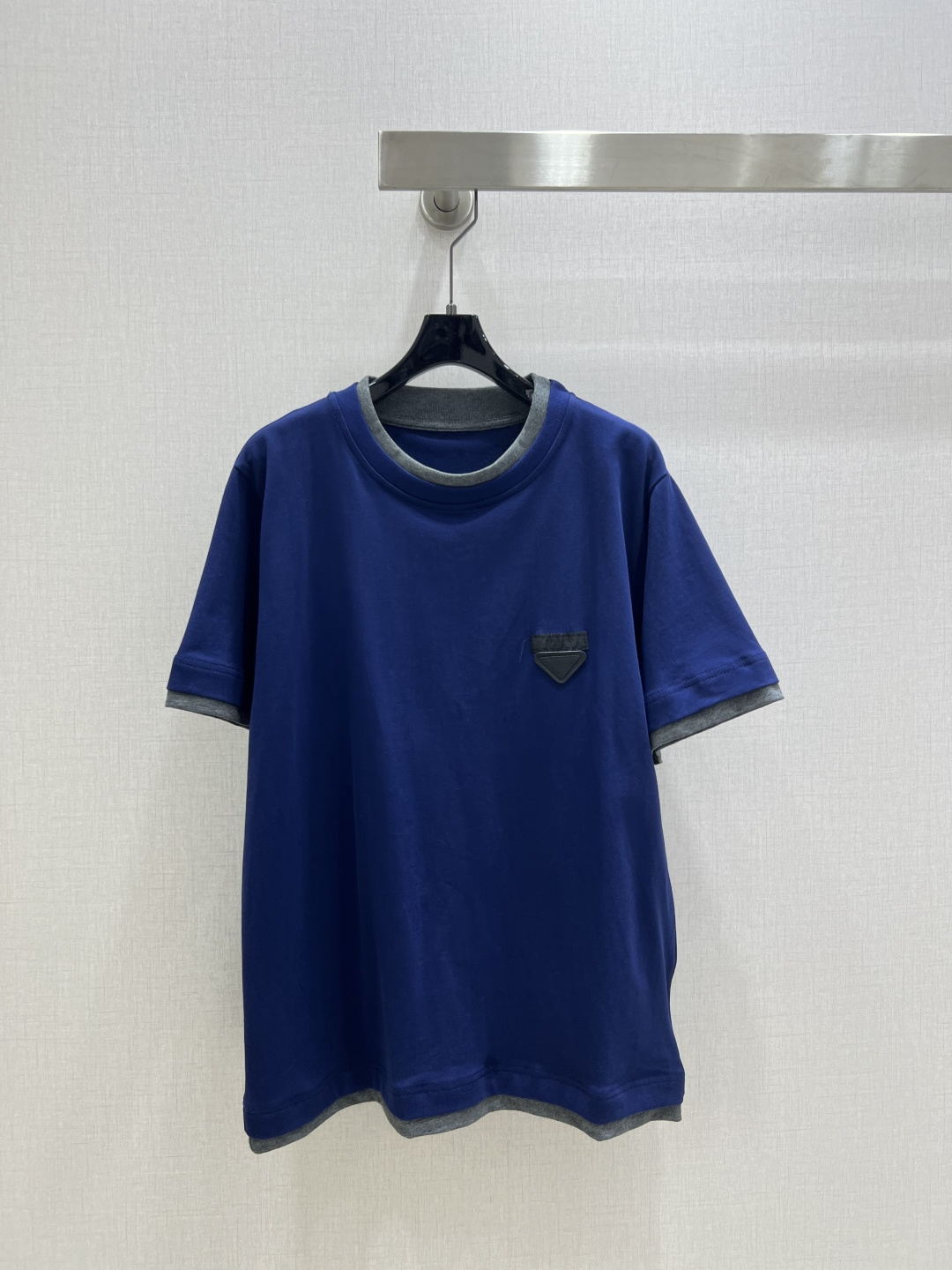 NO:496104,Highly recommended PRA*2025 early autumn new style, spliced ​​leather short-sleeved T-shirt, very high density and excellent feel. It is a really hard work style!  !  The details are perfect for regular style!  The upper body is not picky at all and is simple and generous, instantly improving temperament. Recommended hot products, two colors SML codes, high-quality ABC, prada, T-shirt,tees, t-shirt,alexander wang19860909强烈推荐 PRA*2025早秋新款 拼接皮牌短袖T恤 密度很高手感超好 真的费劲心血的一款！！细节完美常规版型！上身完全不挑人简单大方,瞬间提升气质 爆款推荐,两个色 SML码 高品质ABC,,prada,T-shirt,tees，t-shirt,alexander wang,Women's clothing