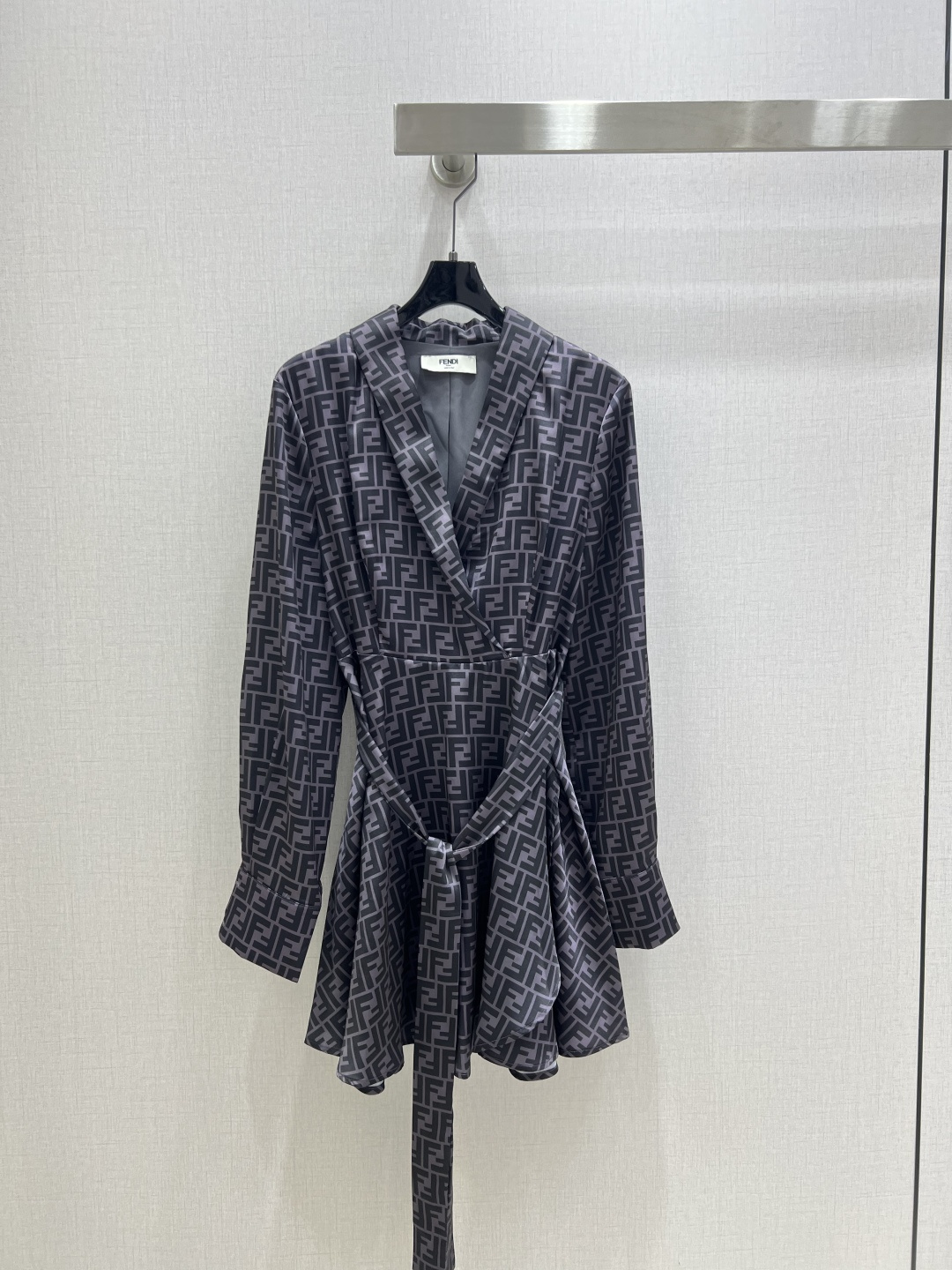 NO:496219,Highly recommended FEN*2025 early autumn new style, old-fashion belt long-sleeved dress, double F letter print, fashionable and casual, waist with cloth belt, outlined perfect waist, full of high-end feel, daily commuting and dates, two colors, SML code, high-quality ABC,,fendi, skirts, alexander wang19860909强烈推荐 FEN*2025早秋新款 老花腰带长袖连衣裙 双F字母印花 时髦随性 腰部配本布腰带 勾勒完美腰型 尽显高级感 日常通勤约会都可 两个色 SML码 高品质ABC,,fendi,skirts,alexander wang,Women's clothing