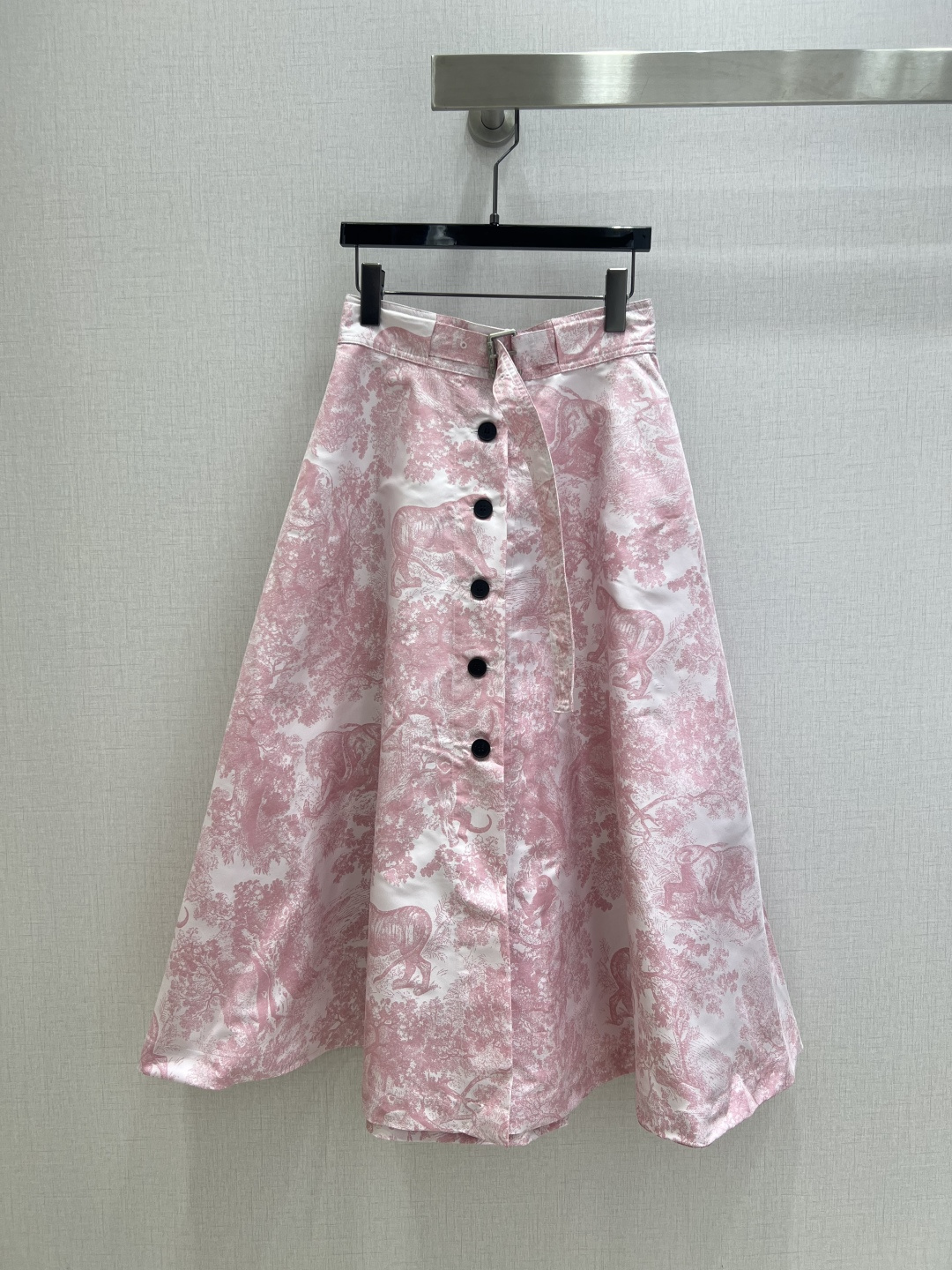 NO:496146,Highly recommended DIO*2025 early autumn new model, map printed long skirt, fall in love with high-end handicrafts series at first sight, very high-end imported high-density texture, carefully look at the details, the upper body is very cool, clean and productive, improve temperament~~ completely according to the level of high-quality ready-to-wear, I can't help but love it. A must-have item for temperament MM two colors SML code, high-quality ABC,,dior, skirts,alexander wang19860909强烈推荐 DIO*2025早秋新款 地图印花长半裙 一眼爱上高级手工坊系列款 非常高级的进口高密度质地 仔细看细节 上身非常飒 干净有品 提气质~~完全按照高定成衣水准 无法不爱 气质MM必入单品 两个色 SML码 高品质ABC,,dior,skirts,alexander wang,Women's clothing