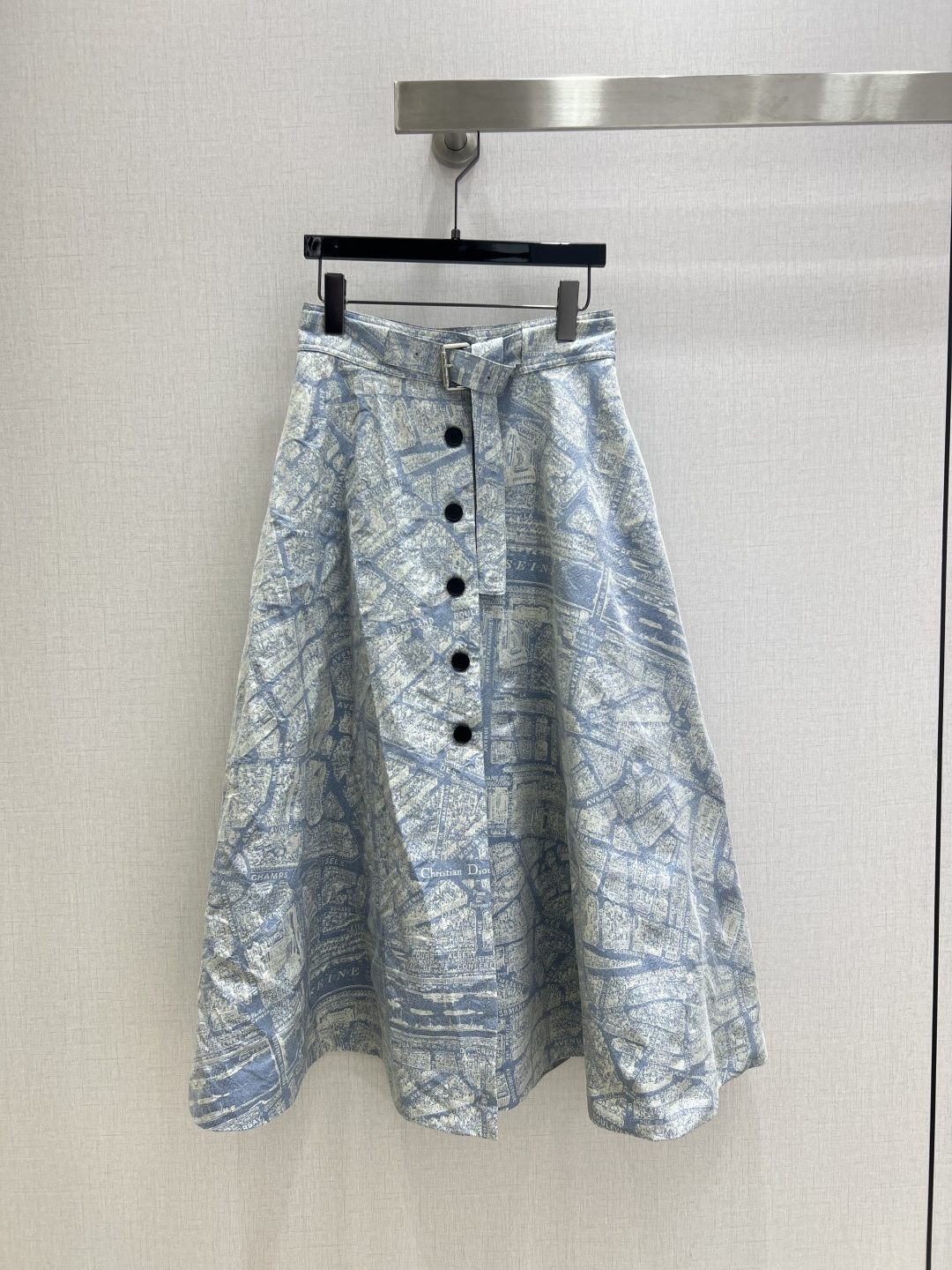 NO:496162,Highly recommended DIO*2025 early autumn new model, map printed long skirt, fall in love with high-end handicrafts series at first sight, very high-end imported high-density texture, carefully look at the details, the upper body is very cool, clean and productive, improve temperament~~ completely according to the level of high-quality ready-to-wear, I can't help but love it. A must-have item for temperament MM two colors SML code, high-quality ABC,,dior, skirts,alexander wang19860909强烈推荐 DIO*2025早秋新款 地图印花长半裙 一眼爱上高级手工坊系列款 非常高级的进口高密度质地 仔细看细节 上身非常飒 干净有品 提气质~~完全按照高定成衣水准 无法不爱 气质MM必入单品 两个色 SML码 高品质ABC,,dior,skirts,alexander wang,Women's clothing