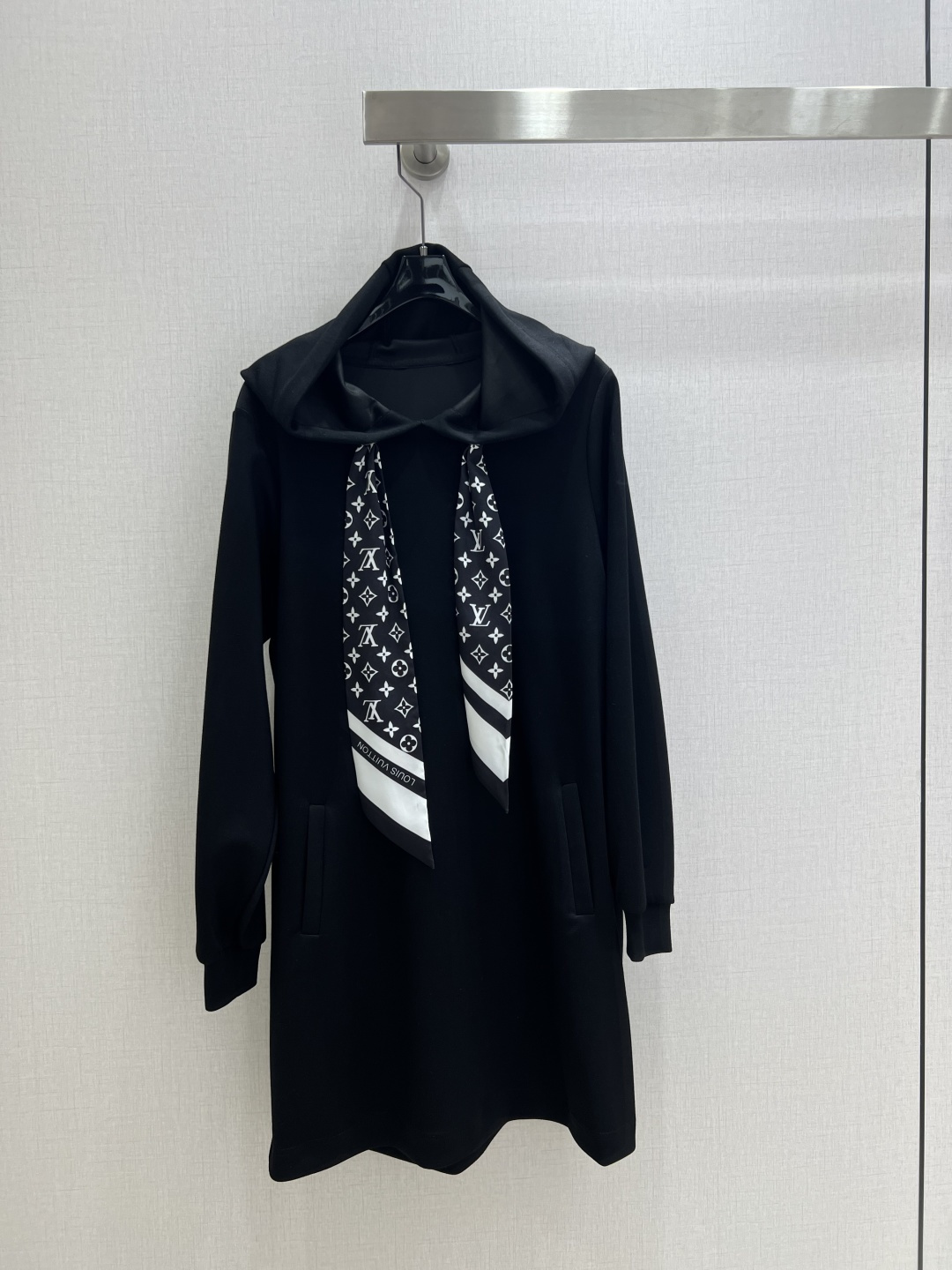 NO:487941,Highly recommended LV* 2025 early autumn new style, scarf hooded long-sleeved dress, classic and stylish, everything can be perfectly controlled~ high-end ready-to-wear method, the details are so beautiful!  Exquisite and daily, easy to control!  Great texture!  Age-reducing fashion casual girly feeling, two colors SML code high quality, louis vuitton, skirts, hats, alexander wang19860909强烈推荐 LV*2025早秋新款 丝巾连帽长袖连衣裙 经典又有型 各种都能完美驾驭～高级成衣做法,细节美到爆！精美又日常,轻松驾驭！质感棒棒哒！减龄 时尚 休闲少女感,两个色 SML码 高品质,,louis vuitton,skirts,hats,alexander wang,Women's clothing