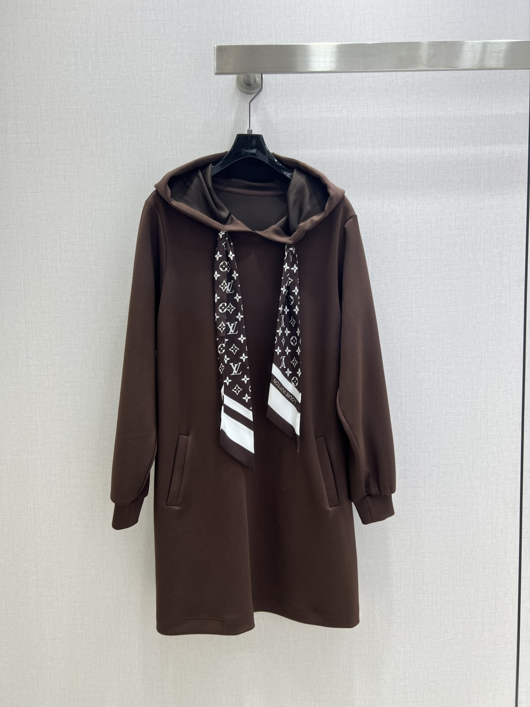 NO:487930,Highly recommended LV* 2025 early autumn new style, scarf hooded long-sleeved dress, classic and stylish, everything can be perfectly controlled~ high-end ready-to-wear method, the details are so beautiful!  Exquisite and daily, easy to control!  Great texture!  Age-reducing fashion casual girlish feeling, two colors SML code high-quality, louis vuitton, skirts, hats, alexander wang19860909强烈推荐 LV*2025早秋新款 丝巾连帽长袖连衣裙 经典又有型 各种都能完美驾驭～高级成衣做法,细节美到爆！精美又日常,轻松驾驭！质感棒棒哒！减龄 时尚 休闲少女感,两个色 SML码 高品,,louis vuitton,skirts,hats,alexander wang,Women's clothing