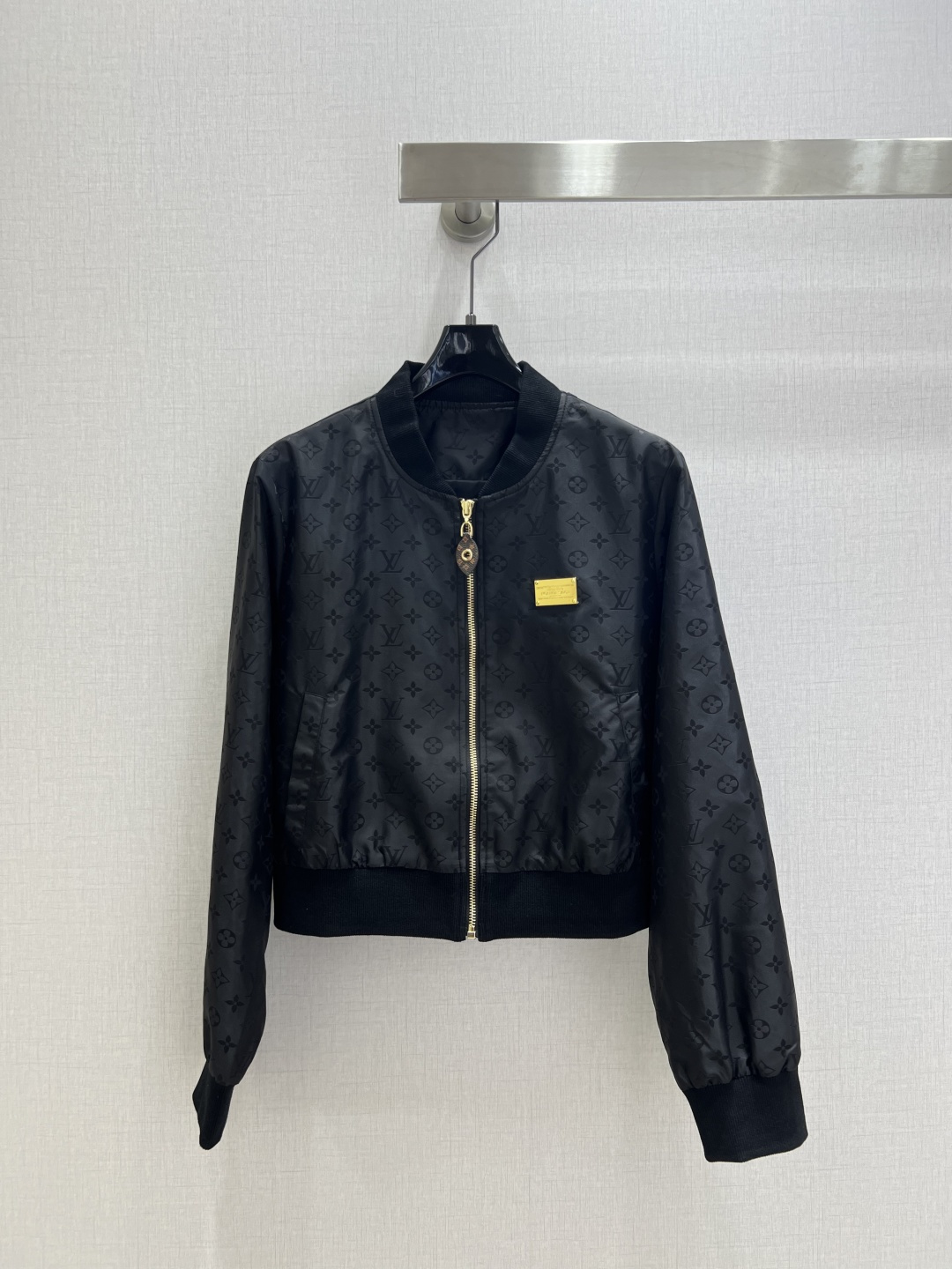 NO:487913,Highly recommended LV*2025 early autumn new style jacquard long-sleeved jacket produced by Rocket Speed!  The whole piece is three-dimensional tailored, with all-round exquisite upper body, super cover flesh to make it look slimming, and a refreshing and fashionable sense of high-end wear. Everyday elegant and fashionable, huge and versatile colors are very beautiful, the fabric is high-end and textured, one color SML code, high-quality,,louis vuitton,jackets & coats,alexander wang19860909强烈推荐 LV*2025早秋新款 提花长袖外套 火箭速度出品！整件立体剪裁 全方位精致做上身超级遮肉显瘦 穿出清爽时髦的高级感 日常优雅又时髦巨百搭 颜色很好看 面料高级又有质感 一个色 SML码 高品质,,louis vuitton,jackets & coats,alexander wang,Women's clothing