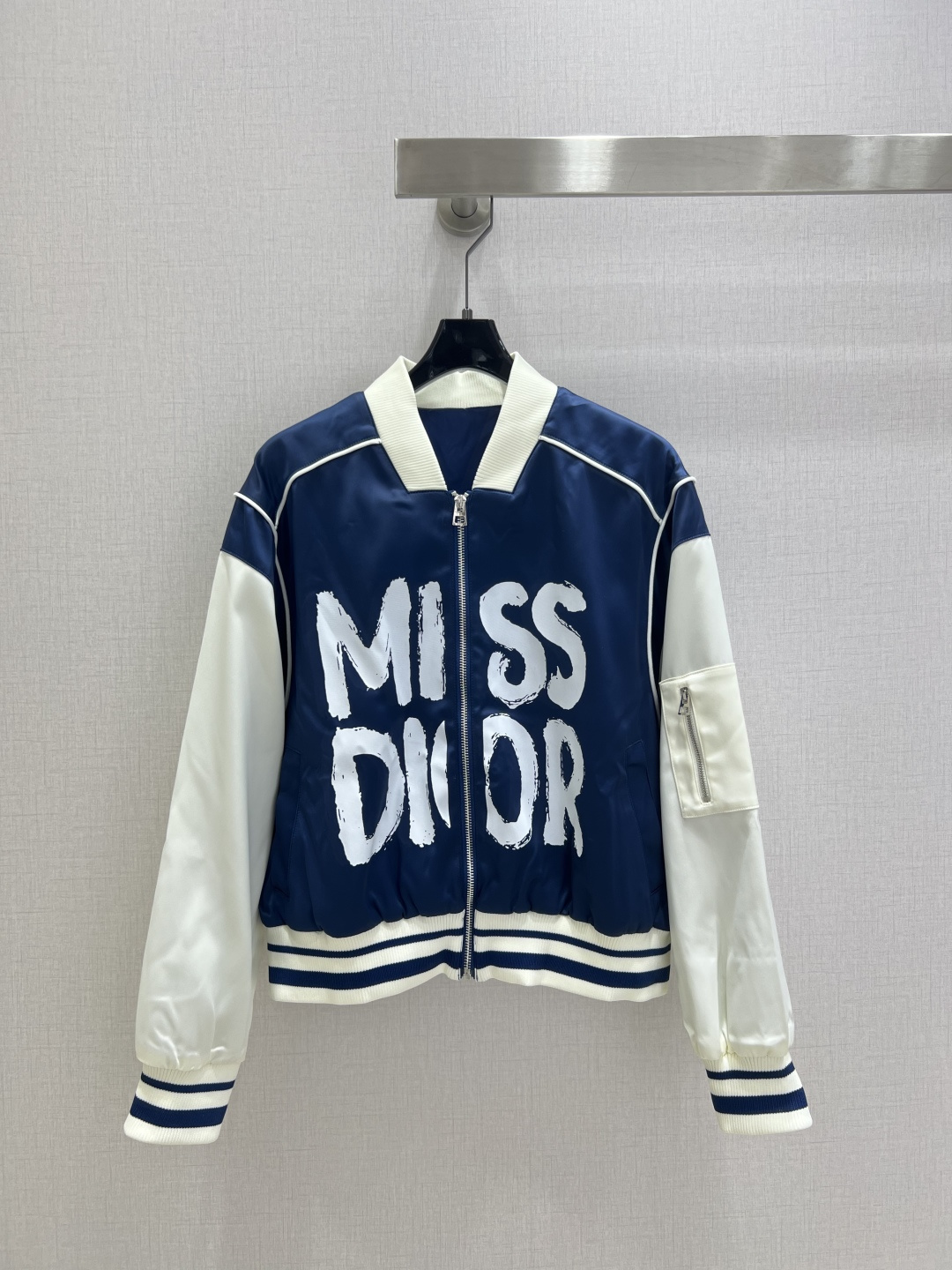 NO:490974,Highly recommended DIO*2025 early autumn new style jacket printed jacket thread splicing design MiSS pattern printed decoration Two colors SML code High quality,,dior,jackets & coats,jackets & coats,alexander wang19860909强烈推荐 DIO*2025早秋新款 夹克印花外套 螺纹拼接设计 MiSS图案印花装饰 两个色 SML码 高品质,,dior,jackets & coats,jackets & coats,alexander wang,Women's clothing