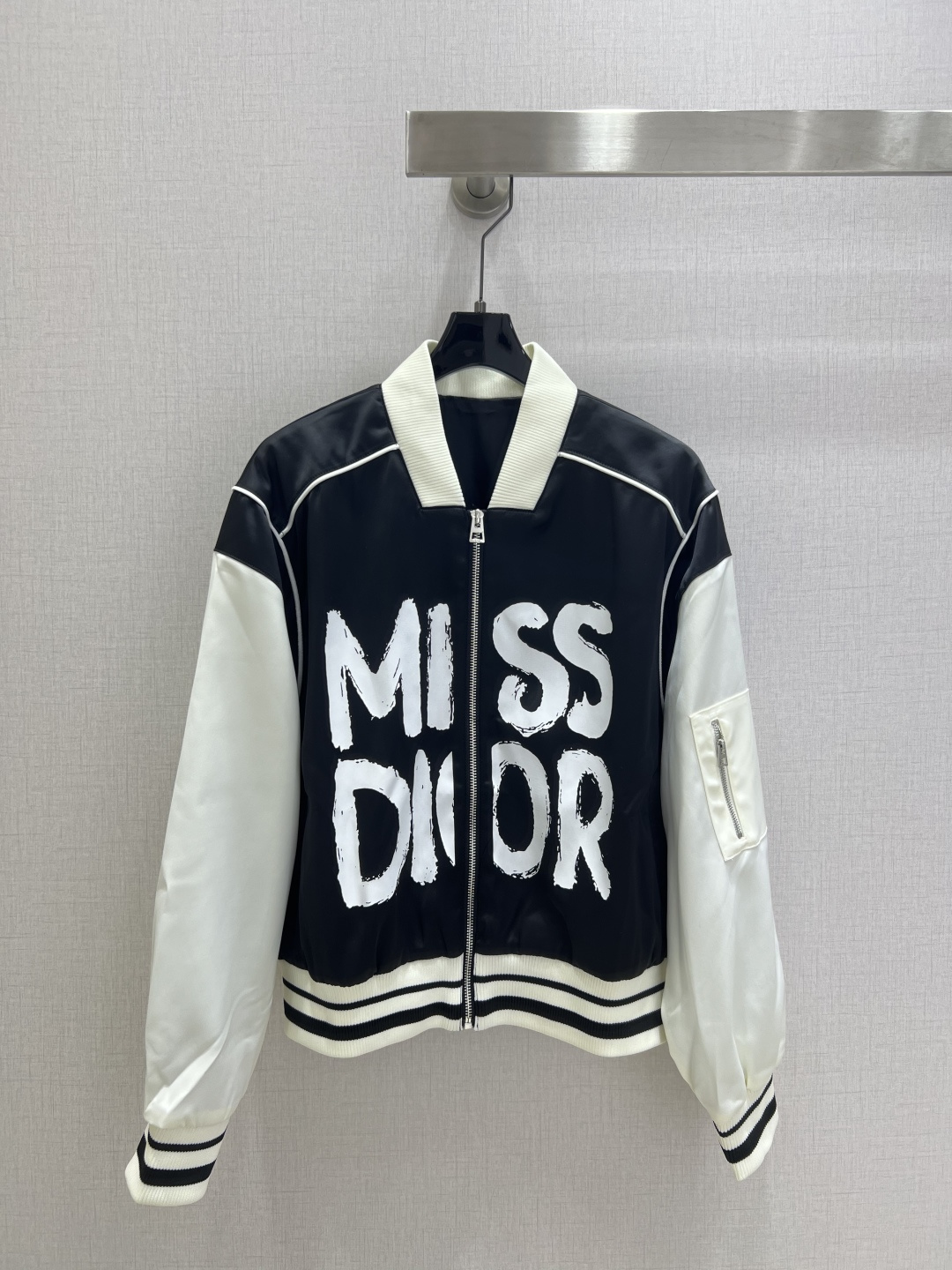 NO:490962,Highly recommended DIO*2025 early autumn new style jacket printed jacket thread splicing design MiSS pattern printed decoration Two colors SML code High quality,,dior,jackets & coats,jackets & coats,alexander wang19860909强烈推荐 DIO*2025早秋新款 夹克印花外套 螺纹拼接设计 MiSS图案印花装饰 两个色 SML码 高品质,,dior,jackets & coats,jackets & coats,alexander wang,Women's clothing