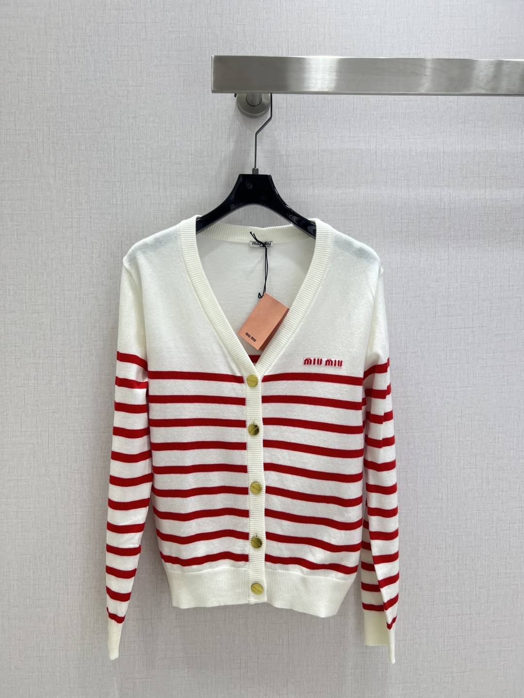 NO:492883,Highly recommended MIU*2025 early autumn new style, spliced ​​long-sleeved sweater jacket, wool, delicate and soft texture. A classic age-reducing item!  The style is not picky about others and looks slim!  The perfect item that is a must-have for white and rich beauty. The texture is excellent and the workmanship is perfect!  SML big orders are sold!  Two colors SML code high quality ABC, miumiu, jackets & coats, sweaters, alexander wang19860909强烈推荐 MIU*2025早秋新款 拼接长袖毛衣外套 羊毛 质感细腻软糯.经典减龄单品！版型不挑人上身巨显瘦！白富美必收的完美单品.质感超赞完美做工品质！现货开抢 SML 大单子甩过来！两个色 SML码 高品质ABC,,miumiu,jackets & coats,sweaters,alexander wang,Women's clothing