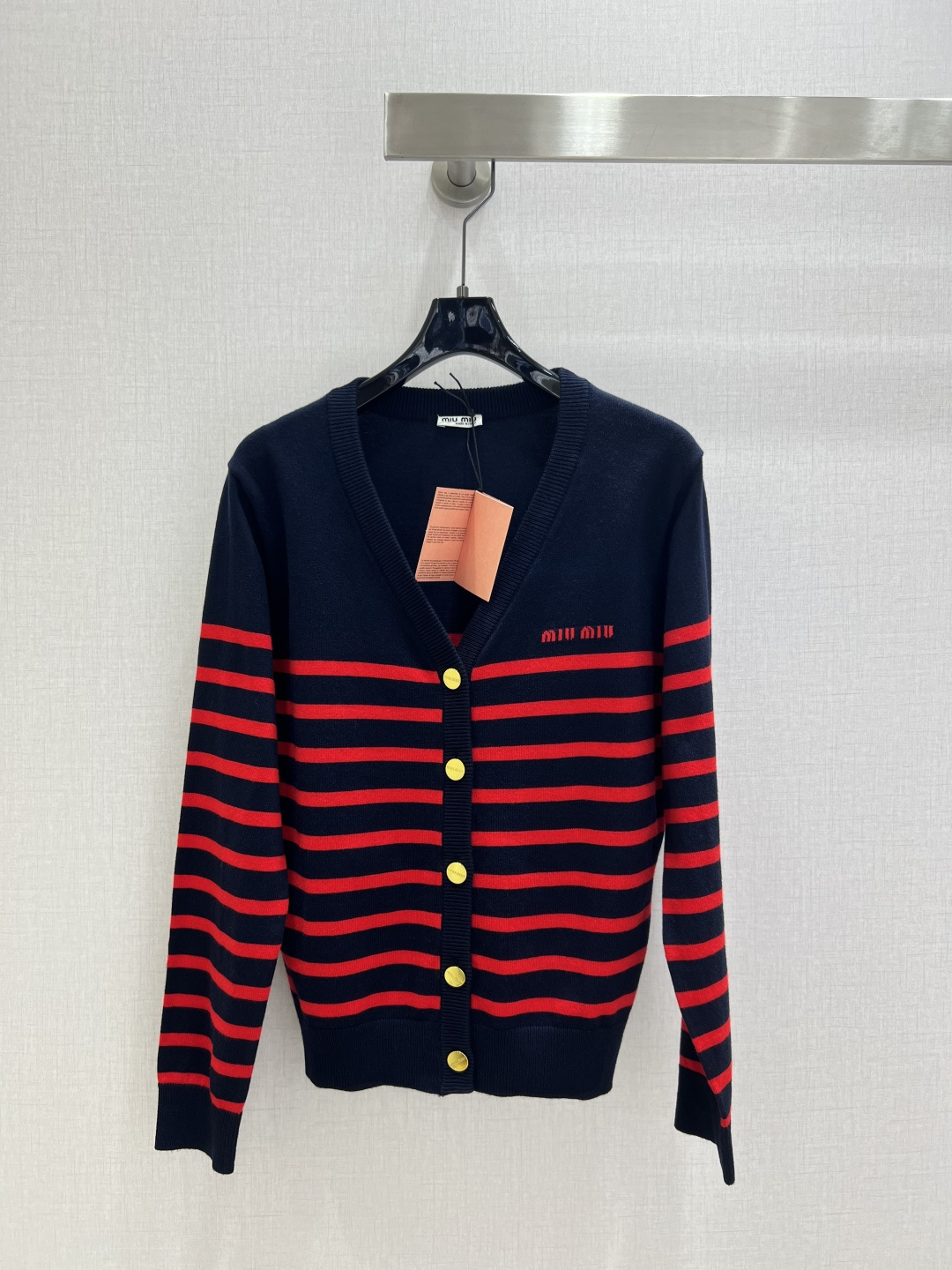 NO:492934,Highly recommended MIU*2025 early autumn new style, spliced ​​long-sleeved sweater jacket, wool, delicate and soft texture. A classic age-reducing item!  The style is not picky about others and looks slim!  The perfect item that is a must-have for white and rich beauty. The texture is excellent and the workmanship is perfect!  SML big orders are sold!  Two colors SML code high quality ABC, miumiu, jackets & coats, sweaters, alexander wang19860909强烈推荐 MIU*2025早秋新款 拼接长袖毛衣外套 羊毛 质感细腻软糯.经典减龄单品！版型不挑人上身巨显瘦！白富美必收的完美单品.质感超赞完美做工品质！现货开抢 SML 大单子甩过来！两个色 SML码 高品质ABC,,miumiu,jackets & coats,sweaters,alexander wang,Women's clothing