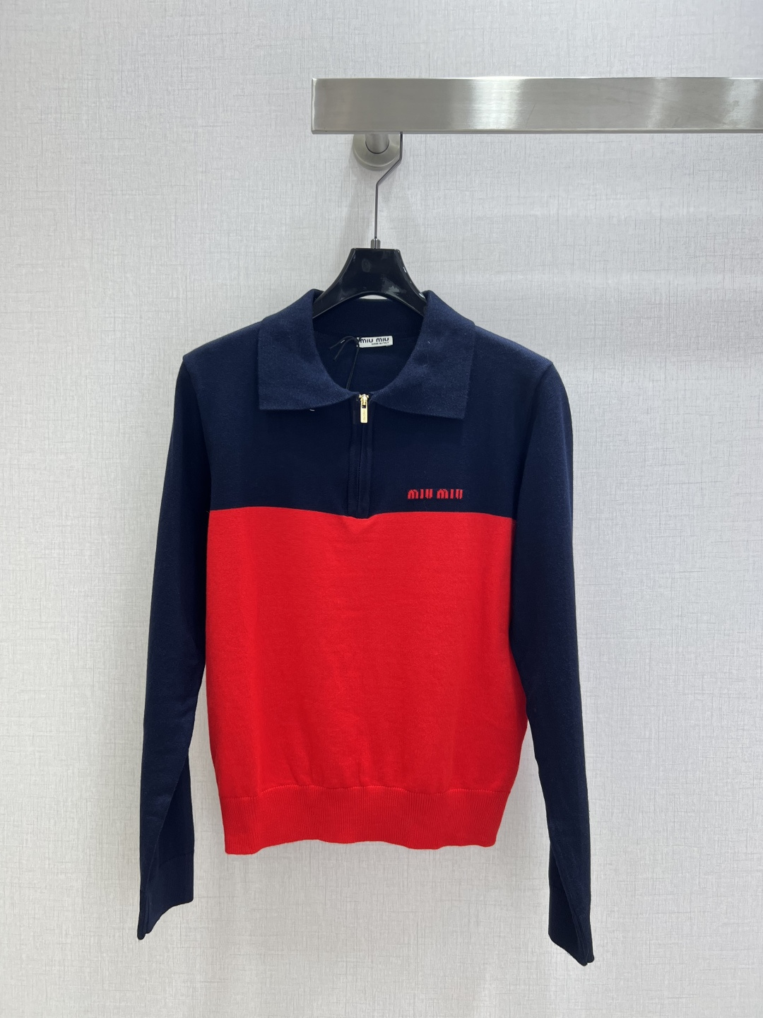 NO:492921,Highly recommended MIU*2025 early autumn new style, lapel zipper long-sleeved top, delicate and soft texture, a classic age-reducing item!  The style is not picky about others and looks slim!  The perfect item that is a must-have for white and rich beauty. The texture is excellent and the workmanship is perfect!  SML big orders are sold!  Two colors SML code high quality ABC, miumiu, alexander wang19860909强烈推荐 MIU*2025早秋新款 翻领拉链长袖上衣 质感细腻软糯.经典减龄单品！版型不挑人上身巨显瘦！白富美必收的完美单品.质感超赞完美做工品质！现货开抢 SML 大单子甩过来！两个色 SML码 高品质ABC,,miumiu,alexander wang,Women's clothing