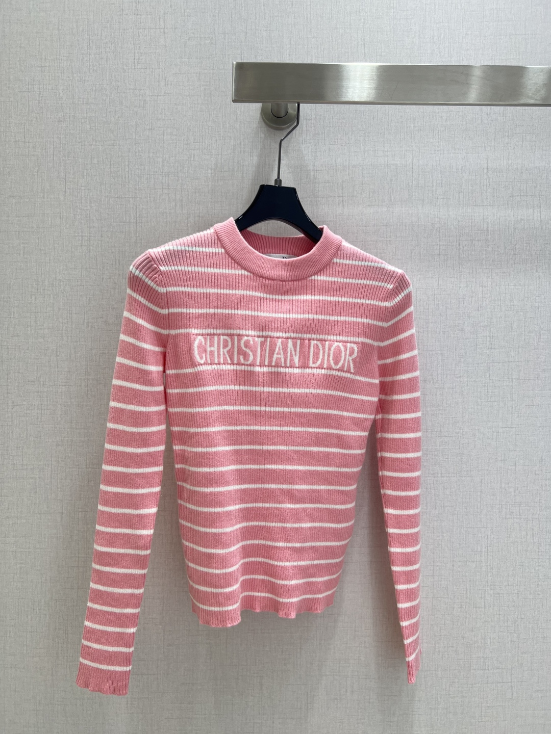 NO:492896,Highly recommended DIO*2025 early autumn new style striped long-sleeved top, high elastic, classic sweater, wool, delicate and soft texture. Classic age-reducing item!  The style is not picky about others and looks slim!  The perfect item that is a must-have for white and rich beauty. The texture is excellent and the workmanship is perfect!  Spot stock and grab big orders!  Two colors SML code high quality ABC, dior, sweaters, alexander wang19860909强烈推荐 DIO*2025早秋新款 条纹长袖上衣 高弹力 经典毛衣 羊毛 质感细腻软糯.经典减龄单品！版型不挑人上身巨显瘦！白富美必收的完美单品.质感超赞完美做工品质！现货开抢 大单子甩过来！两个色 SML码 高品质ABC,,dior,sweaters,alexander wang,Women's clothing