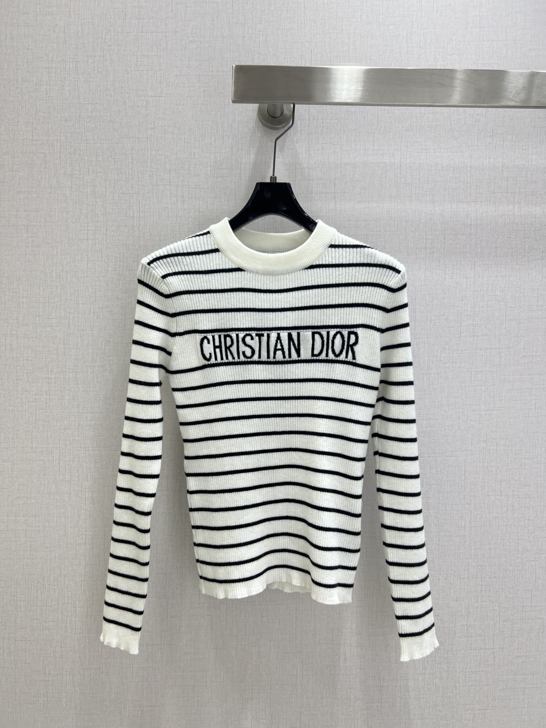 NO:492910,Highly recommended DIO*2025 early autumn new style striped long-sleeved top, high elastic, classic sweater, wool, delicate and soft texture. Classic age-reducing item!  The style is not picky about others and looks slim!  The perfect item that is a must-have for white and rich beauty. The texture is excellent and the workmanship is perfect!  Spot stock and grab big orders!  Two colors SML code high quality ABC, dior, sweaters, alexander wang19860909强烈推荐 DIO*2025早秋新款 条纹长袖上衣 高弹力 经典毛衣 羊毛 质感细腻软糯.经典减龄单品！版型不挑人上身巨显瘦！白富美必收的完美单品.质感超赞完美做工品质！现货开抢 大单子甩过来！两个色 SML码 高品质ABC,,dior,sweaters,alexander wang,Women's clothing