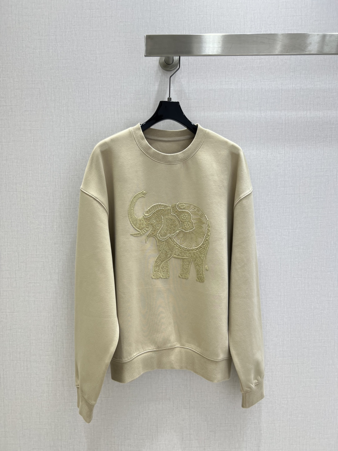 NO:500745,Highly recommended Max* 2025 early autumn new style, elephant embroidered long-sleeved sweatshirt, front embroidered beads, large pattern atmospheric, air cotton fabric, breathable and three-dimensional!  Three colors SML code high quality ABC, hoodie, sweatshirts, alexander wang19860909强烈推荐 Max* 2025早秋新款 大象刺绣长袖卫衣 前面刺绣串珠 大图案大气 空气棉面料 透气立体！三个色 SML码 高品质ABC,,hoodie,sweatshirts,alexander wang,Women's clothing