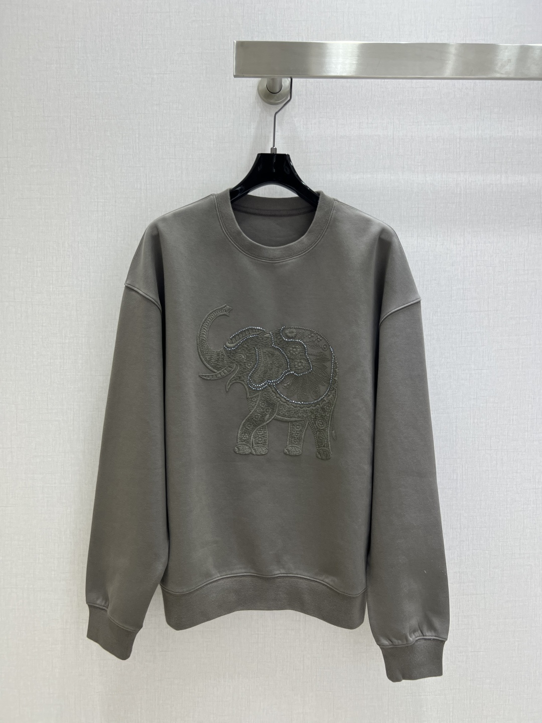 NO:500753,Highly recommended Max* 2025 early autumn new style, elephant embroidered long-sleeved sweatshirt, front embroidered beads, large pattern atmospheric, air cotton fabric, breathable and three-dimensional!  Three colors SML code high quality ABC, hoodie, sweatshirts, alexander wang19860909强烈推荐 Max* 2025早秋新款 大象刺绣长袖卫衣 前面刺绣串珠 大图案大气 空气棉面料 透气立体！三个色 SML码 高品质ABC,,hoodie,sweatshirts,alexander wang,Women's clothing