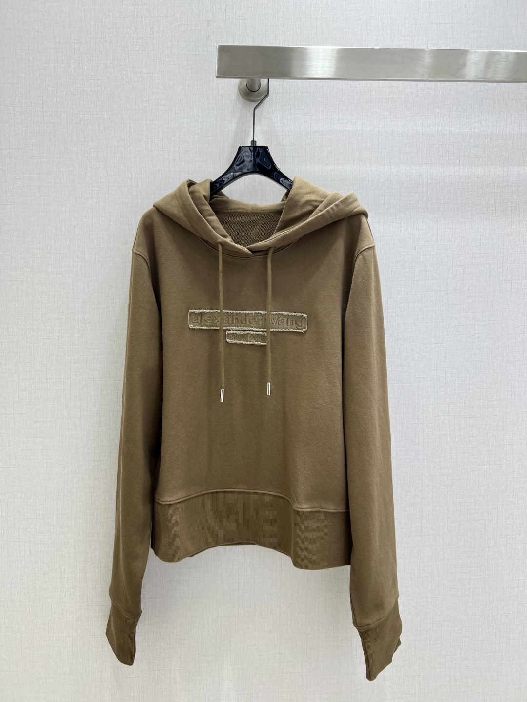 NO:500723,Highly recommended ALE*2025 early autumn new hooded long-sleeved sweatshirt Alexander wang (King of Alexander) is a popular Asian designer in New York, good at shaping the hearts of young people. His free and simple lifestyle and elements that conform to the trend are deeply sought after by celebrities. The new heavy-industrial embroidered hooded design in autumn and winter, with a fashionable and trendy hem, full of high-end feel!  Three colors SML code high quality ABC, alexander wang,hoodie,sweatshirts,hats,alexander wang19860909强烈推荐 ALE*2025早秋新款 连帽长袖卫衣 纽约当红的亚裔设计师Alexander wang（亚力山大王）善于塑造年轻人的心,自由简约的生活方式和顺应潮流的元素深受明星达人的追捧.秋冬新款重工刺绣连帽设计,下摆开叉时尚又潮流,满满的高级感！三个色 SML码 高品质ABC,,alexander wang,hoodie,sweatshirts,hats,alexander wang,Women's clothing