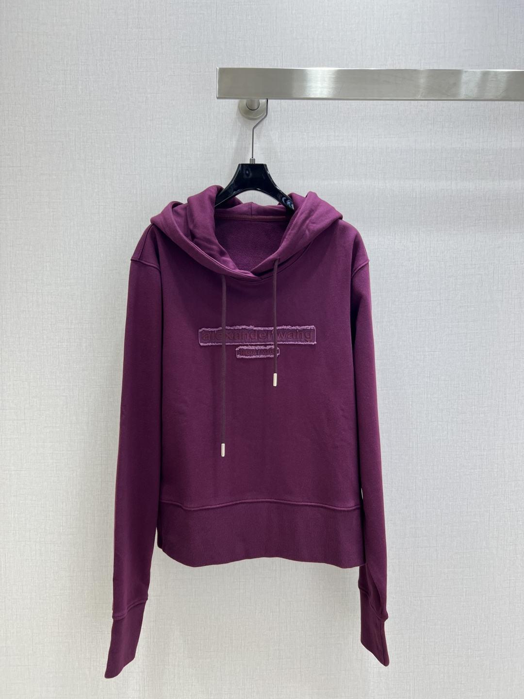 NO:500735,Highly recommended ALE*2025 early autumn new hooded long-sleeved sweatshirt Alexander wang (King of Alexander) is a popular Asian designer in New York, good at shaping the hearts of young people. His free and simple lifestyle and elements that conform to the trend are deeply sought after by celebrities. The new heavy-industrial embroidered hooded design in autumn and winter, with a fashionable and trendy hem, full of high-end feel!  Three colors SML code high quality ABC, alexander wang,hoodie,sweatshirts,hats,alexander wang19860909强烈推荐 ALE*2025早秋新款 连帽长袖卫衣 纽约当红的亚裔设计师Alexander wang（亚力山大王）善于塑造年轻人的心,自由简约的生活方式和顺应潮流的元素深受明星达人的追捧.秋冬新款重工刺绣连帽设计,下摆开叉时尚又潮流,满满的高级感！三个色 SML码 高品质ABC,,alexander wang,hoodie,sweatshirts,hats,alexander wang,Women's clothing