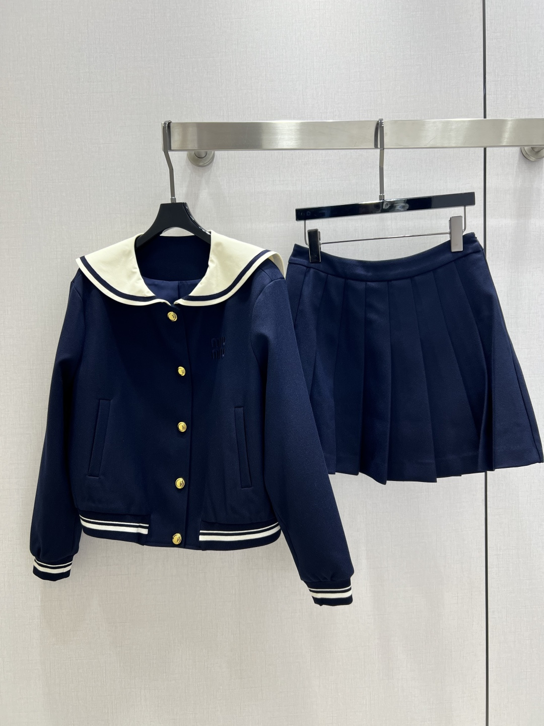 NO:490997,Highly recommended Miu* 2025 new navy suit, a combination of jacket + short skirt, shawl zipper jacket, classic combination with navy style, super fashionable, an unintentional high-end, effortless fashionable, overall simple and elegant, comfortable to wear, classic pleated short skirt effectively covers the flesh and makes it look slim, miu series intellectual and atmospheric, creating a cool and high-end feel, custom accessories for opening molds, perfect workmanship quality, and details. Casual commuting!  A color SML code high quality, miumiu, skirts, jackets & coats, jackets & coats,shawls, alexander wang19860909强烈推荐 Miu* 2025新款海军风套装 外套+短裙的组合 披肩拉链夹克外套 经典搭配海军风作品 版型超洋气 上身就一整个不经意的高级 毫不费力的时髦 整体简约大方 廓形穿着舒适 经典百褶短裙有效遮肉无敌显瘦 miu系知性大气 打造飒爽高级感,开模定制配件,完美做工品质看细节 休闲通勤两不误！一个色 SML码 高品,,miumiu,skirts,jackets & coats,jackets & coats,shawls,alexander wang,Women's clothing