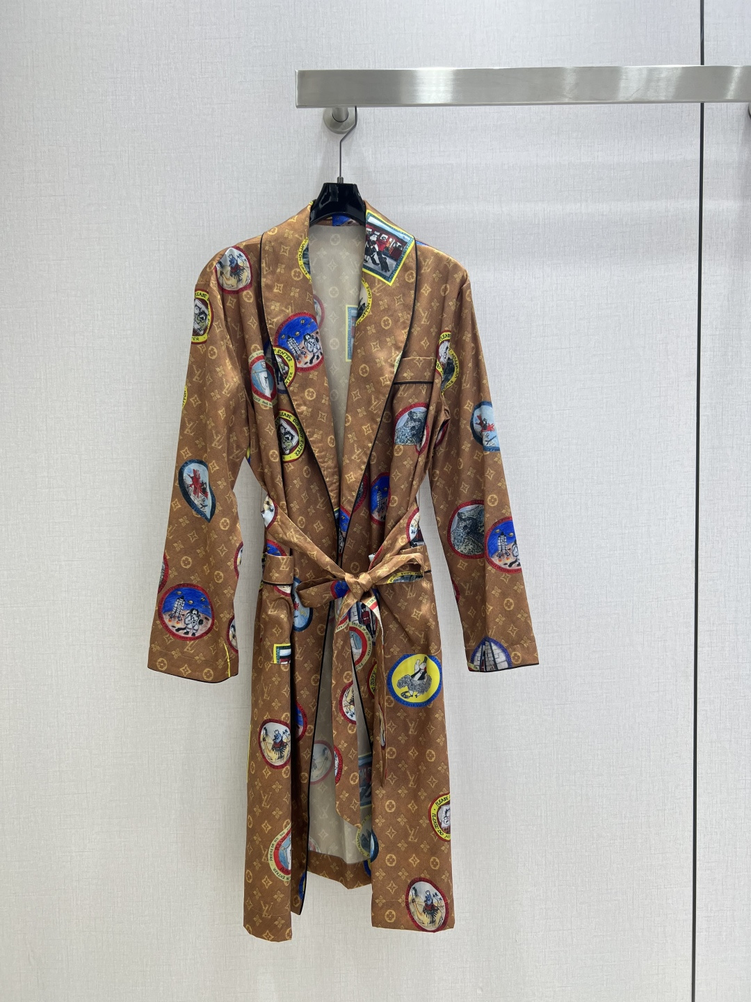 NO:496050,Highly recommended LV*2025 early autumn new style, active full-print long belt nightgown, penetration print, customized YB imported twill thick material, skin-friendly and comfortable, not easy to pull, four-leaf clover letter print logo element badge, loose and fashionable, full of famous old money, long nightgown, over-knee length, slim and versatile, matched with this cloth belt, outline the waist division ratio, match series set coordination makes the upper body look more refined, complete set of elegant and lazy, home wear, customized surface accessories, accurate version, higher version, one color, SMLXL code, high-quality ABC,,louis vuitton,alexander wang19860909强烈推荐 LV*2025早秋新款 活性满印长款腰带睡袍 渗透印花 定制YB进口斜纹稠材质 亲肤舒适 不易抽丝 四叶草字母印花图案徽标元素徽章 松弛而时髦 带有满满名媛老钱感 长款睡袍 过膝长度显瘦百搭 搭配本布腰带 勾勒腰身划分比例 搭配系列套装协调更显精致 成套上身典雅慵懒 家居外穿都 定制面辅料 认准版本 高版本 一个色 SMLXL码 高品质ABC,,louis vuitton,alexander wang,Women's clothing