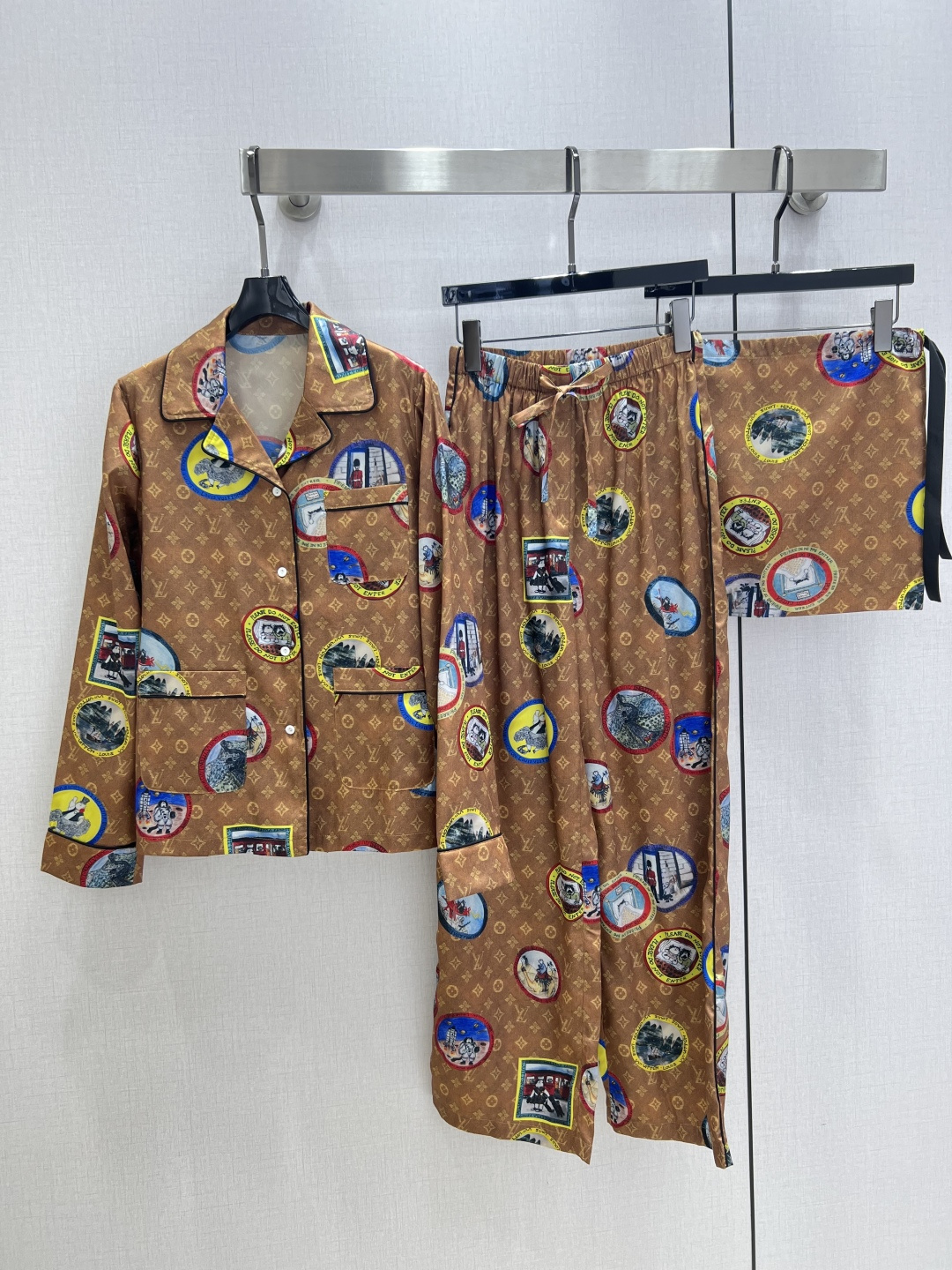 NO:496055,Highly recommended LV*2025 early autumn new style, full-print pajamas and trousers suit, bag, penetration print, custom YB imported twill thick material, skin-friendly and comfortable, not easy to pull, four-leaf clover letter print logo element badge, loose and fashionable, full of famous and old money feeling, long nightgown, over-knee length, slim and versatile, matched with this cloth waist belt, outline the waist division ratio, match series set coordination makes the upper body look more refined, complete set is elegant and lazy, home wear, customized surface accessories, accurate version, higher version, one color, SMLXL code, high-quality ABC,,louis vuitton,alexander wang19860909强烈推荐 LV*2025早秋新款 满印睡衣长裤套装 配包包 渗透印花 定制YB进口斜纹稠材质 亲肤舒适 不易抽丝 四叶草字母印花图案徽标元素徽章 松弛而时髦 带有满满名媛老钱感 长款睡袍 过膝长度显瘦百搭 搭配本布腰带 勾勒腰身划分比例 搭配系列套装协调更显精致 成套上身典雅慵懒 家居外穿都 定制面辅料 认准版本 高版本 一个色 SMLXL码 高品质ABC,,louis vuitton,alexander wang,Women's clothing