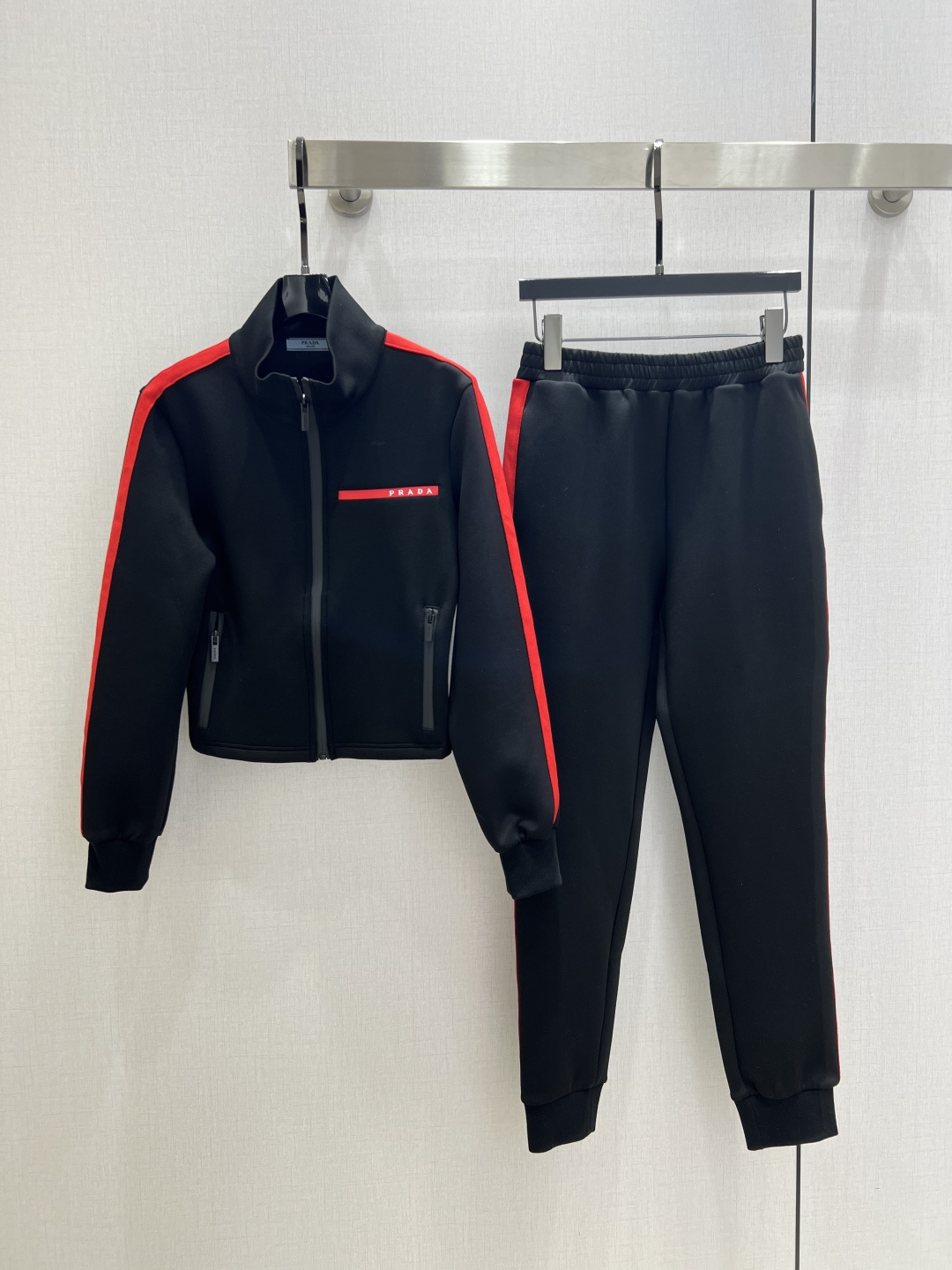 NO:496353,Highly recommended PRA*2025 early autumn new style, stand-up collar zipper trousers set, comfortable and versatile trading company orders!  The original single-channel product is easy to match, a rare one!  The quantity is limited and it must be fast, soft, delicate and super stylish. It is a must-have model!  One color SML code high quality ABC, prada, alexander wang19860909强烈推荐 PRA*2025早秋新款 立领拉链长裤套装 舒适百搭贸易公司订单货！原单渠道货好搭配 不可多得的一款！数量有限要快柔软细腻超有型 必备款！一个色 SML码 高品质ABC,,prada,alexander wang,Women's clothing