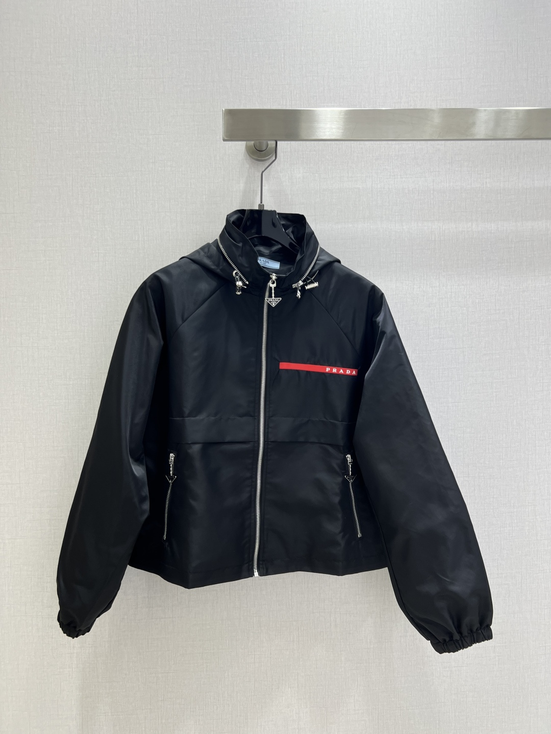 NO:496345,Highly recommended PRA* 2025 early autumn new style, hooded zipper jacket, special material with texture, every small detail is very important, just right sense of high-end, three-dimensional tailoring makes the upper body of the ready-to-wear more exquisite and fashionable. The real thing is so great!  One color SML code high quality ABC, prada, jackets & coats,hats,alexander wang19860909强烈推荐 PRA*2025早秋新款 连帽拉链冲锋衣外套 特殊材质有肌理感 每个小细节都非常注重 恰到好处的高级感 立体剪裁 让成衣上身更为精致洋气 实物太赞啦！一个色 SML码 高品质ABC,,prada,jackets & coats,hats,alexander wang,Women's clothing