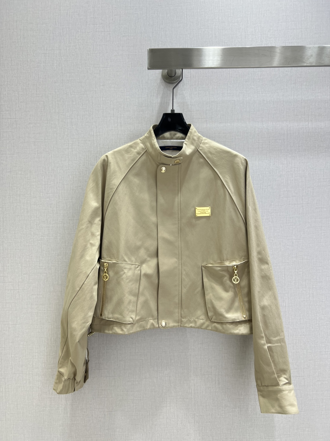 NO:496332,a Highly recommended LV* 2025 early autumn new style, stand-up collar long-sleeved jacket, produced by Rocket Speed!  The whole piece is three-dimensional tailored, all-round exquisite hem drawstring design, the upper body is super covered with flesh and looks slimming, and the high-end look is refreshing and fashionable. Everyday is elegant and fashionable. The colors are very good. The fabric is high-end and textured. Two colors. SML code. High-quality ABC,,louis vuitton,jackets & coats,alexander wang.19860909a强烈推荐 LV*2025早秋新款 立领长袖外套 火箭速度出品！整件立体剪裁 全方位精致做下摆抽绳设计 上身超级遮肉显瘦 穿出清爽时髦的高级感 日常优雅又时髦巨百搭 颜色很好看 面料高级又有质感 两个色 SML码 高品质ABC,,louis vuitton,jackets & coats,alexander wang,Women's clothing