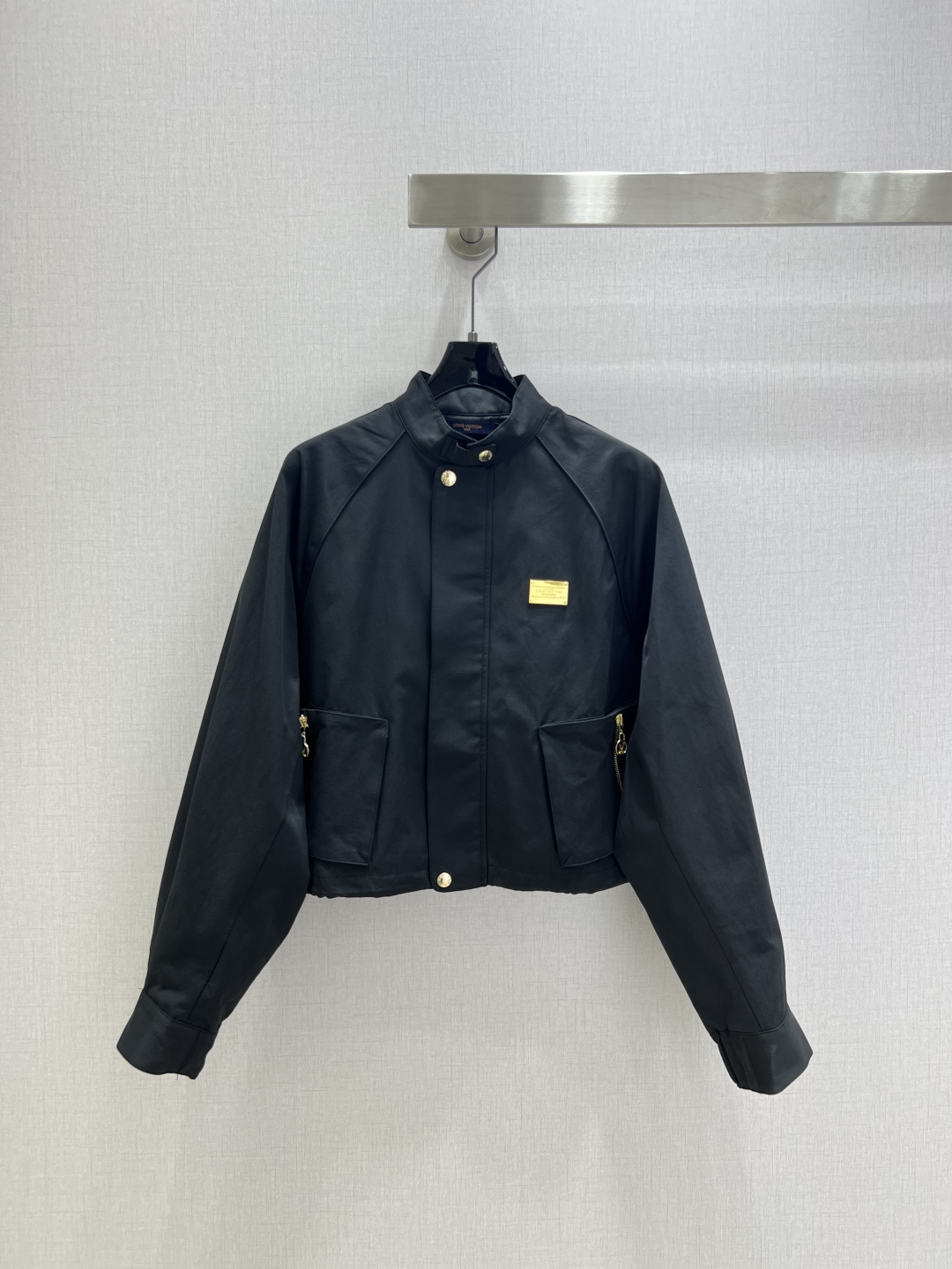 NO:496320,Highly recommended LV*2025 early autumn new style, stand-up collar long-sleeved jacket, produced by Rocket Speed!  The whole piece is three-dimensional tailored, all-round exquisite hem drawstring design, the upper body is super covered with flesh and looks slimming, and the high-end look is refreshing and fashionable. Everyday is elegant and fashionable. The colors are very good. The fabric is high-end and textured. Two colors. SML code. High-quality ABC,,louis vuitton,jackets & coats,alexander wang.19860909强烈推荐 LV*2025早秋新款 立领长袖外套 火箭速度出品！整件立体剪裁 全方位精致做下摆抽绳设计 上身超级遮肉显瘦 穿出清爽时髦的高级感 日常优雅又时髦巨百搭 颜色很好看 面料高级又有质感 两个色 SML码 高品质ABC,,louis vuitton,jackets & coats,alexander wang,Women's clothing