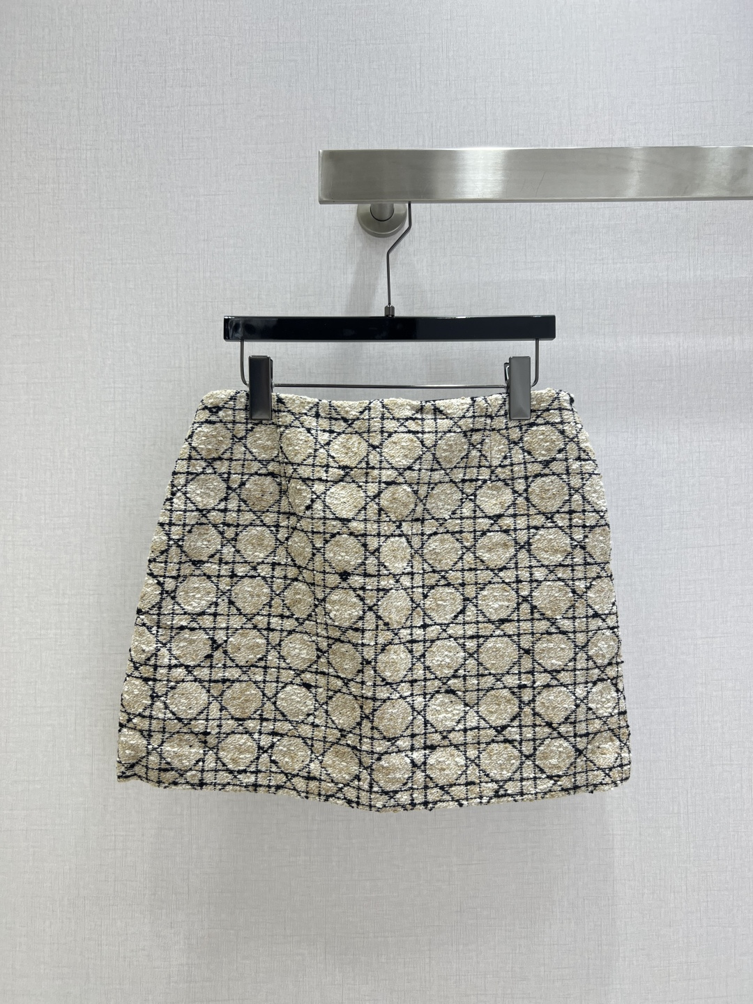 NO:494610,Highly recommended Dio*2025 autumn and winter new product Contrast color webbing houndstooth braided skirt The style is relatively unscrupulous. The tailoring that coexists with tightness and slackness. The woven fabric is elegant and exquisite. The box-shaped cut is very three-dimensional. The items you need to match all year round. Two colors SML codes. High-quality ABC,,dior, skirts,alexander wang19860909强烈推荐 Dio*2025秋冬新品 撞色织带千鸟格编织半裙 版型是比较不挑人的 紧俏和松弛感并存的剪裁 采用编织面料优雅精致 箱型版型剪裁上身很有立体感 一年四季都搭配需要的单品 两个色 SML码 高品质ABC,,dior,skirts,alexander wang,Women's clothing