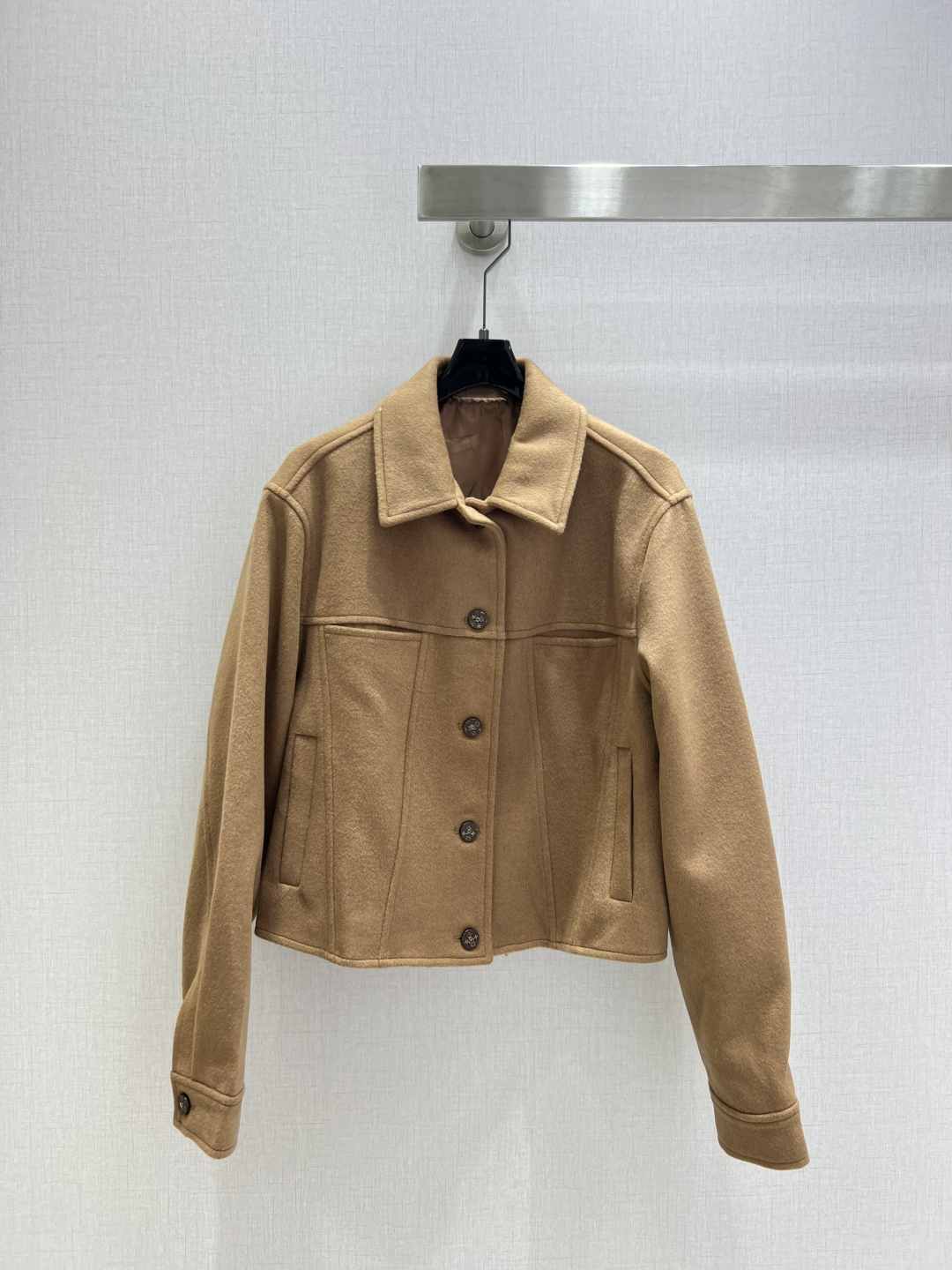 NO:739082,Highly recommended LV*2025 early autumn new woolen lapel jacket, customized YB fine imitation woolen material, high-end texture, crisp and stylish, loose-fitting lapel jacket with vest skirt, simple and fashionable tailoring, overall low-key and high-end, matched with the same series of vest skirts, leather buckle details echo the brand style, supporting design echoes, complete set of upper body with high-end temperament, customized surface accessories, look for the correct version, high version!  One color SML code high quality ABC,,louis vuitton,skirts,jackets & coats,19860909强烈推荐 LV*2025早秋新款 毛呢翻领外套 定制YB精仿羊毛呢材质 质感高级 挺括有型 翻领宽松廓形外套搭配背心裙 裁剪简约时尚 整体低调高级 搭配同系列背心裙 皮扣细节 呼应品牌格调 配套设计呼应 成套上身高级气质 定制面辅料 认准版本 高版本！ 一个色 SML码 高品质ABC,,louis vuitton,skirts,jackets & coats,,Women's clothing