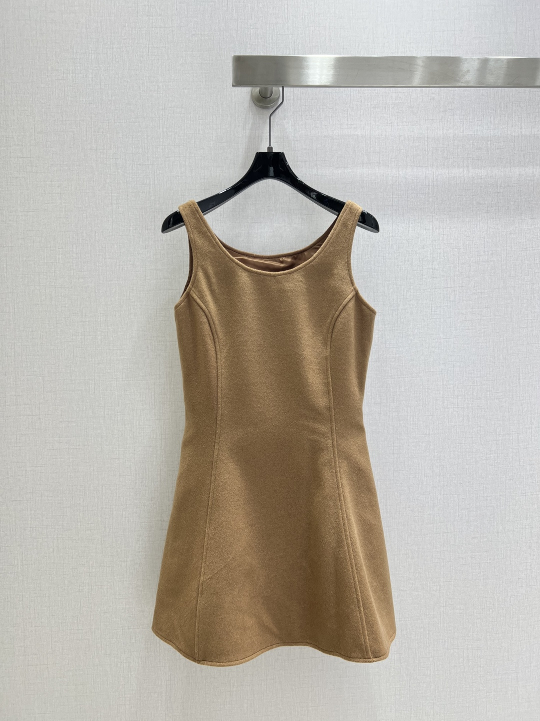 NO:739067,Highly recommended LV*2025 early autumn new wool vest dress. Customized YB fine imitation wool material. High-end texture. Stiff and stylish. Loose-fitting jacket with lapels paired with a vest skirt. The tailoring is simple and fashionable. The overall low-key and high-end. Paired with the same series of vest skirts. Leather buckle details echo the brand style. Matching design echoes. Complete set of upper body with high-end temperament. Customized surface accessories. Look for the correct version. High version!  One color SML code high quality ABC,,louis vuitton,skirts,jackets & coats,19860909强烈推荐 LV*2025早秋新款 毛昵背心连衣裙 定制YB精仿羊毛呢材质 质感高级 挺括有型 翻领宽松廓形外套搭配背心裙 裁剪简约时尚 整体低调高级 搭配同系列背心裙 皮扣细节 呼应品牌格调 配套设计呼应 成套上身高级气质 定制面辅料 认准版本 高版本！ 一个色 SML码 高品质ABC,,louis vuitton,skirts,jackets & coats,,Women's clothing