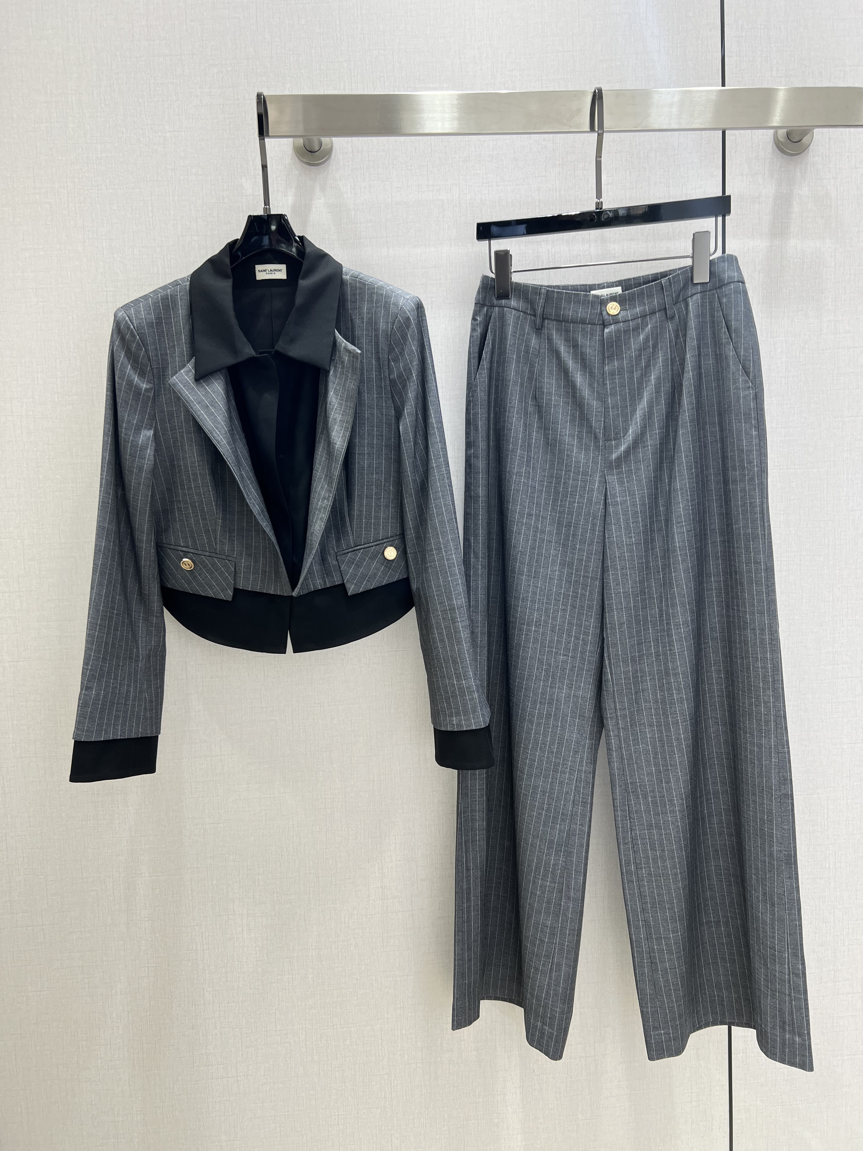 NO:506760,Highly recommended YSL* early autumn new style, striped trousers suit, the upper body is full of fashionable and high-end feeling, the fabric is very textured, fashionable and high-end, the color is super positive, the upper body looks white and slim, the classic series with a cool and handsome feeling, the upper body is full of aura, the length is just right, easy to control, one color, SML code, high-quality ABC,,saint laurent,alexander wang19860909强烈推荐 YSL*早秋新款 条纹长裤套装 上身就是满满的时髦高级感自带气场 面料质感很奈斯 时髦又高级 颜色超级正 上身显白又显瘦 自带酷帅感的经典系列 走路都带风 上身气场全开 长度恰到好处 轻松驾驭 一个色 SML码 高品质ABC,,saint laurent,alexander wang,Women's clothing