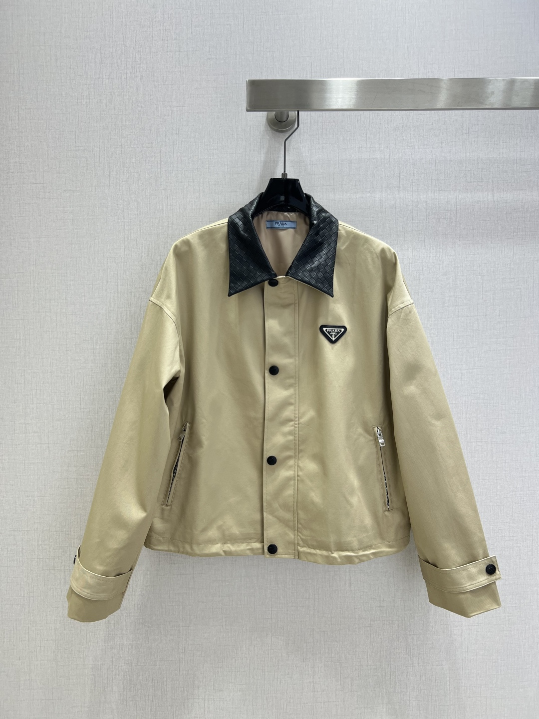 NO:506156,Highly recommended PRA*2025 early autumn new style braided leather lapel jacket jacket single-breasted classic triangle logo decoration The hem drawstring is minimalist and has a super high profile, and it has a sense of comfort and fashion. Simple brand logo embellishments, showing the texture in low-key. Whether it is vitality and sports or daily outing, they can make you the focus and easily control different scenes. One color SML code High-quality ABC,,prada, jackets & coats,jackets & coats,alexander wang19860909强烈推荐 PRA*2025早秋新款 编织皮领翻领夹克外套 单排扣经典三角标装饰 下摆抽绳极简中透着高级,轮廓感超级好 ,舒适与时尚兼具.简约品牌标识点缀,低调间尽显质感.无论是活力运动,还是日常出街,它们都能让你成为焦点,轻松驾驭不同场景 一个色 SML码 高品质ABC,,prada,jackets & coats,jackets & coats,alexander wang,Women's clothing