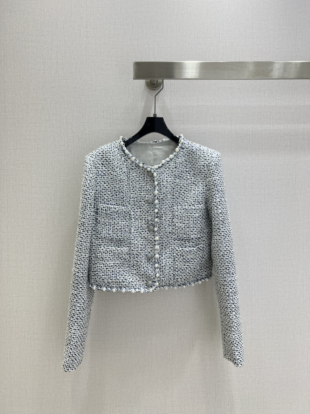 NO:494596,Highly recommended CHA*2025 early autumn new style French celebrity small tweed jacket Heavy industry bead sequins The color is gray-blue tone, low-key and elegant, it is also the popular pearl piping decoration design this year, comfortable upper body to show height, and it is also very easy to match. One color SML code, high-quality ABC,, jackets & coats,alexander wang19860909强烈推荐 CHA*2025早秋新款 法式名媛小香风粗花呢外套 重工钉珠亮片 颜色属于灰蓝色调调 低调又不失优雅 还是今年流行的珍珠滚边装饰设计 上身舒适显身高 也非常好搭配 一个色 SML码 高品质ABC,,jackets & coats,alexander wang,Women's clothing